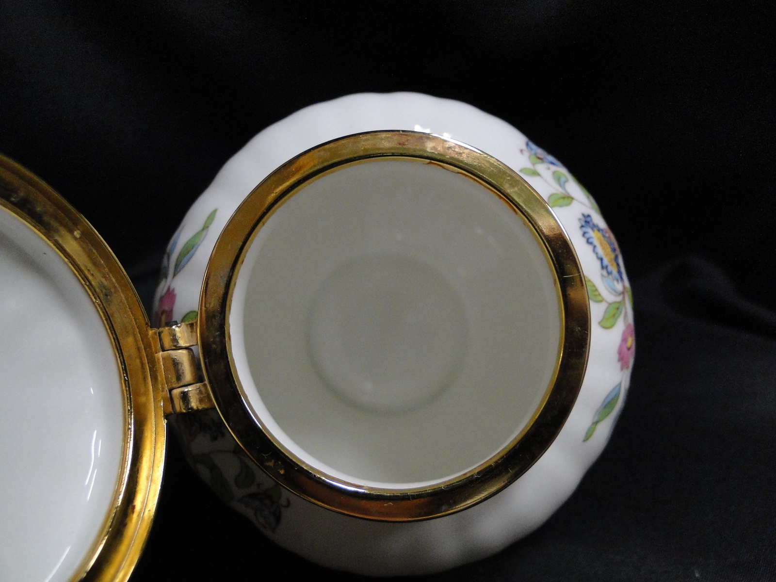 Aynsley Pembroke, Bird & Florals: Round Footed Box & Hinged Lid, 3 7/8″ Tall