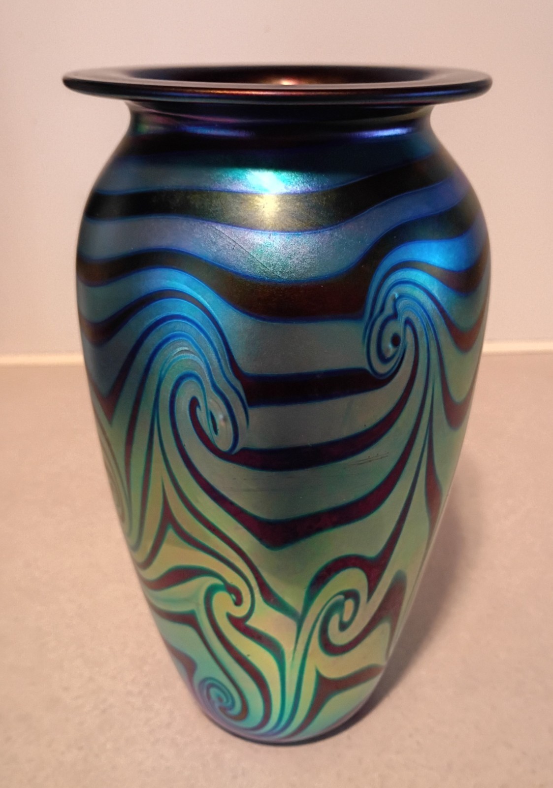 Stunning 2000 Signed Robert Eickholt 8.75″ Iridescent King Tut Art Glass Vase