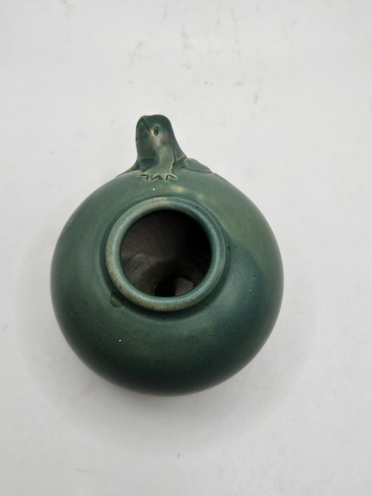 VINTAGE GREEN POTTERY TINY FROG VASE COLLECTIBLE MEMORABILIA