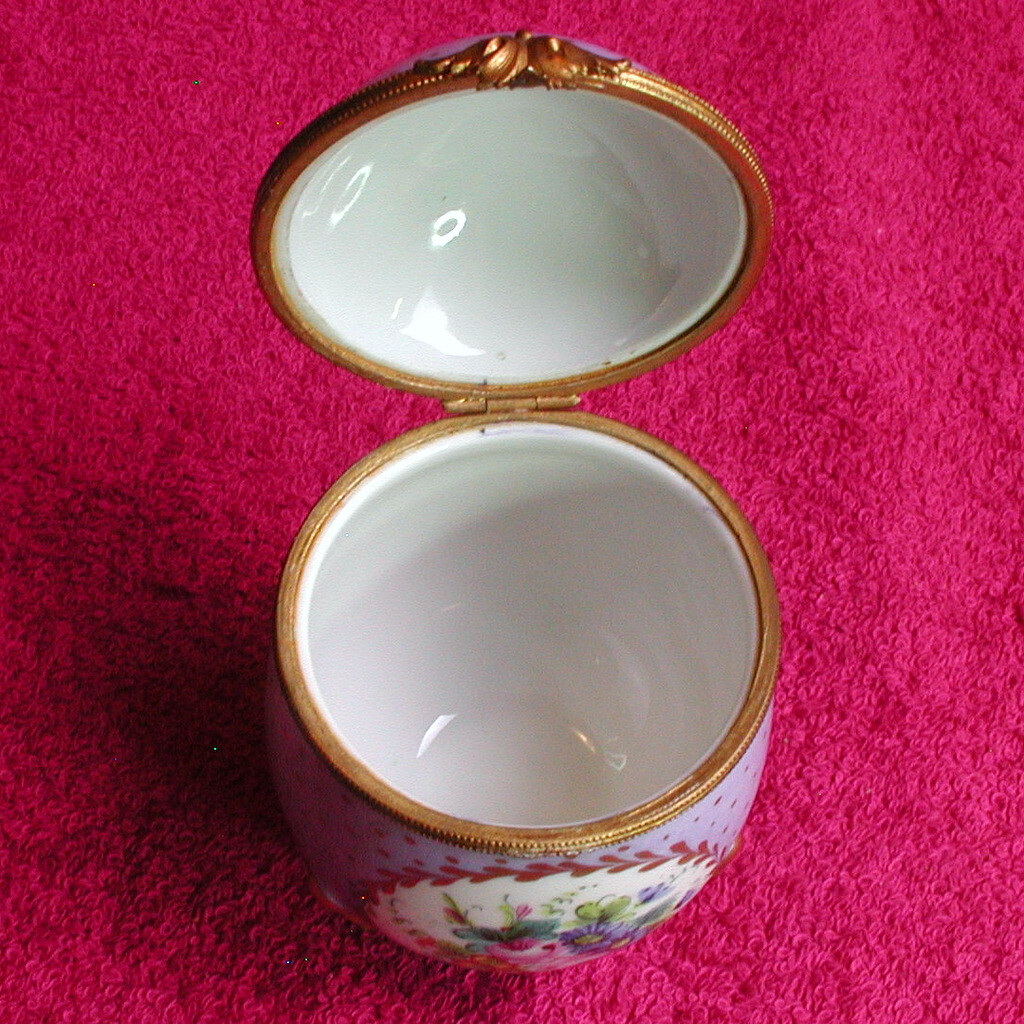 Vintage Limoges France (Hand Painted Signed EG) 4 1/8″ THREE FOOTED EGG BOX Exc