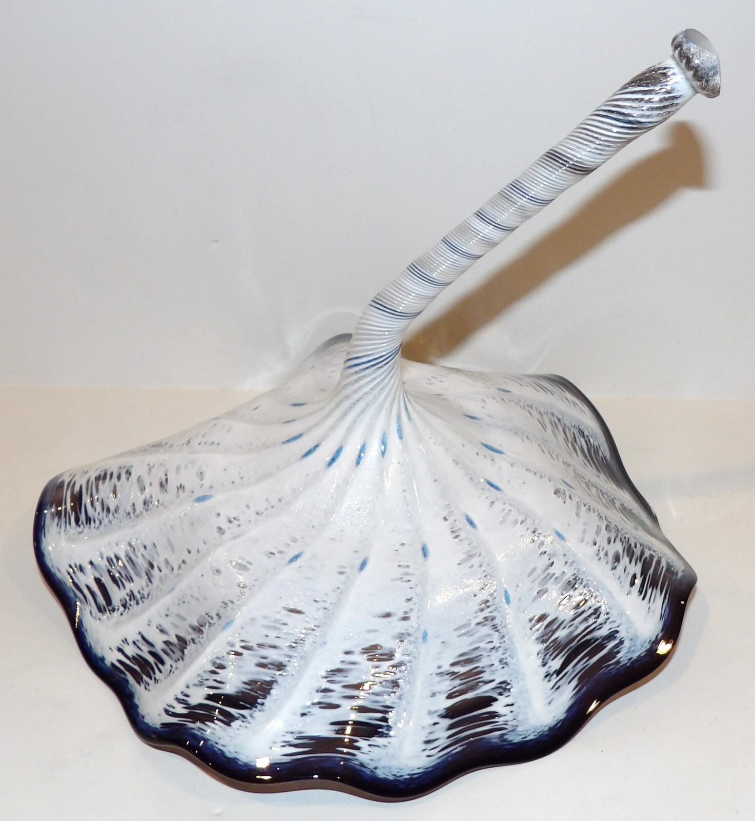 EXQUISITE BLOWN ART GLASS PURPLE BLUE WHITE FLOWER SCULPTURE WITH SPIRAL STEM