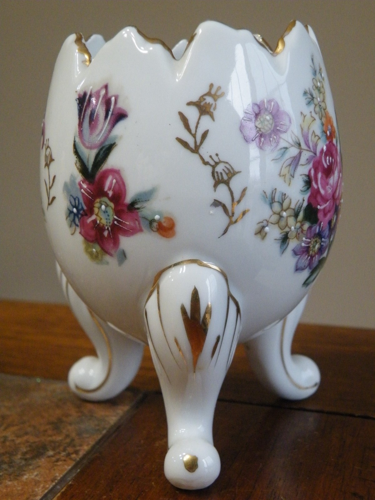 Vintage JAPAN Egg SHAPE Hand Painted PORCELAIN 3-3/4″ Footed VASE Flowers ART