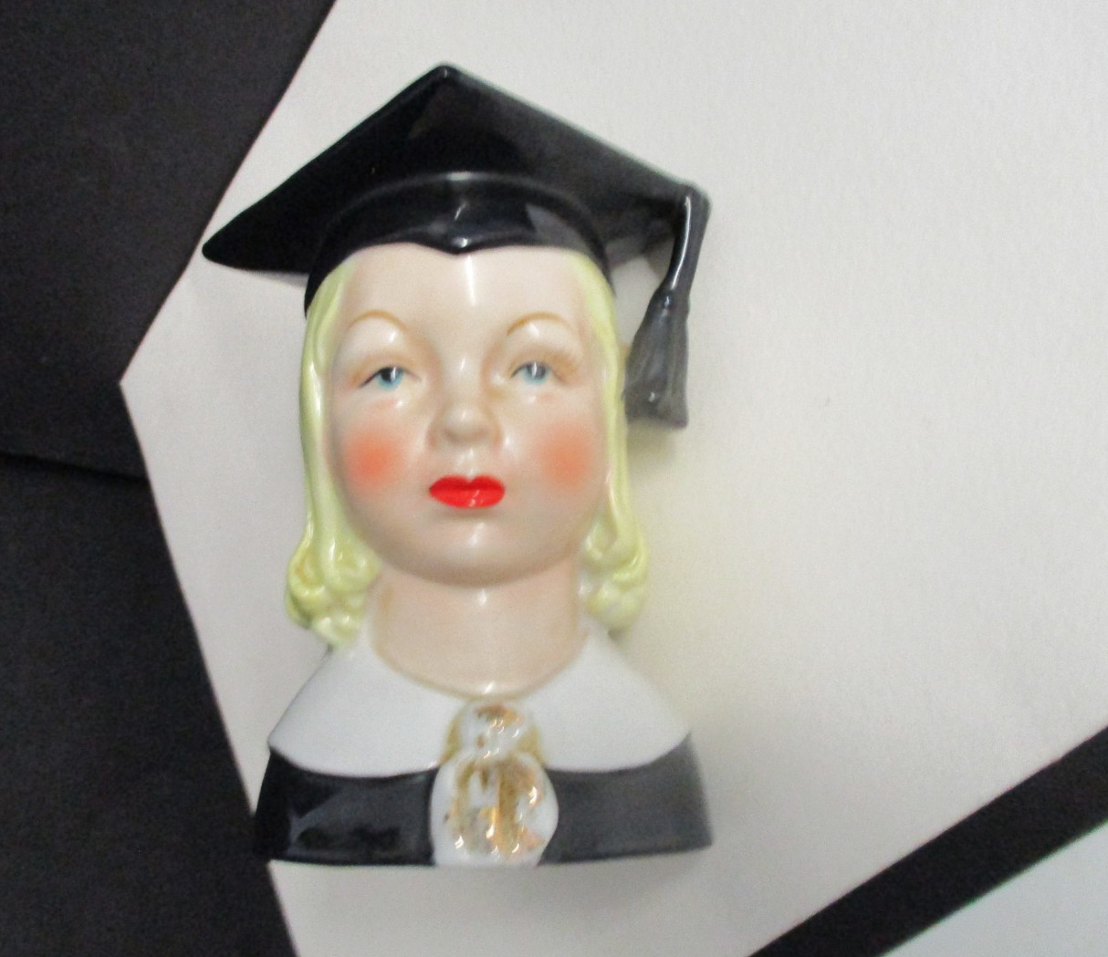 VIN JAPAN STAFFORD 4 1/2 INCH GRADUATE BLACK CAP & GOWN GOLD ACCENTS HEAD VASE