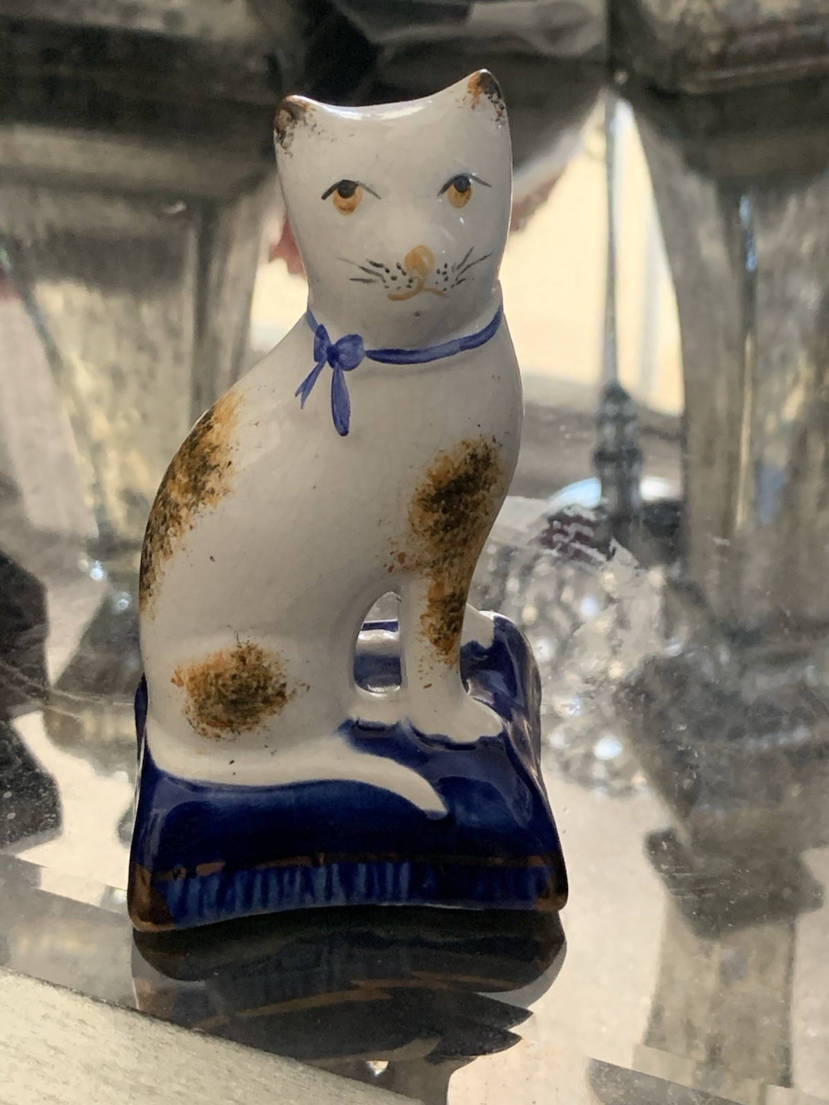 STAFFORDSHIRE POTTERY SPOTTED CAT FIGURINE VINTAGE MADE IN ENGLAND ANTIQUE (1)