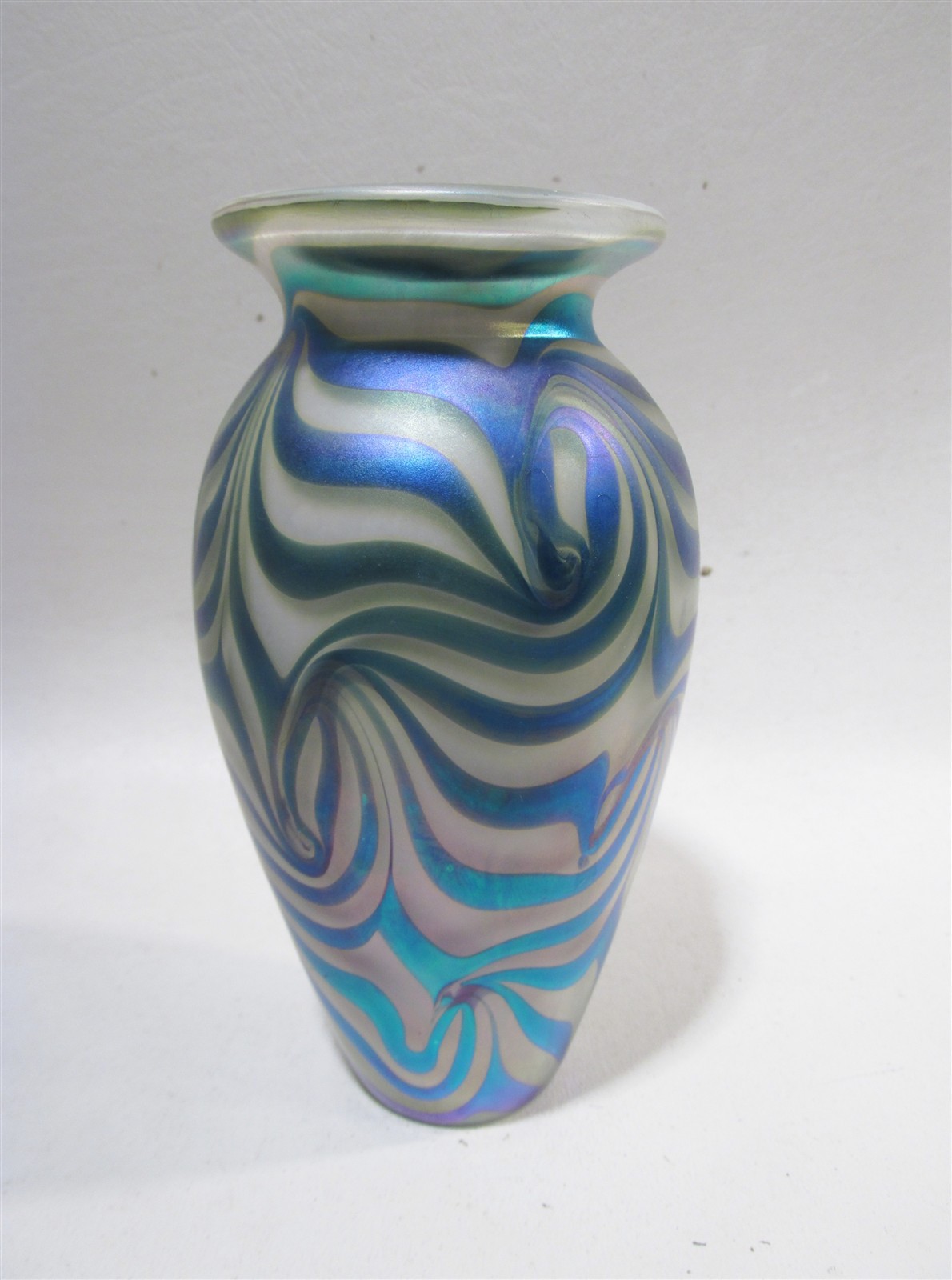 2005 Robert Eickholt Studio Art Glass Pulled Iridescent 5.5” Vase