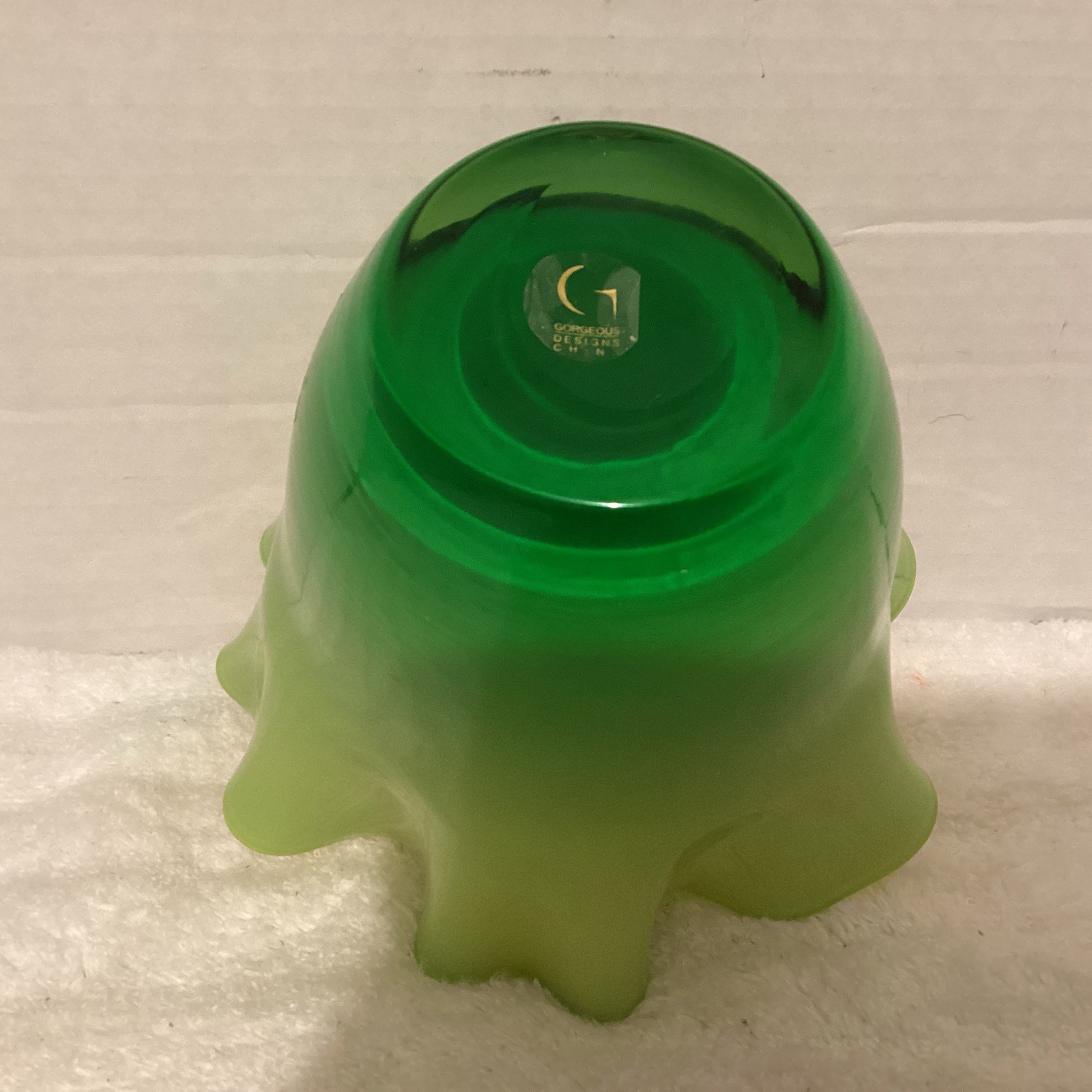 Gorgeous Handkerchief Design Green/Yellow Art Glass Vase Ruffle Top.