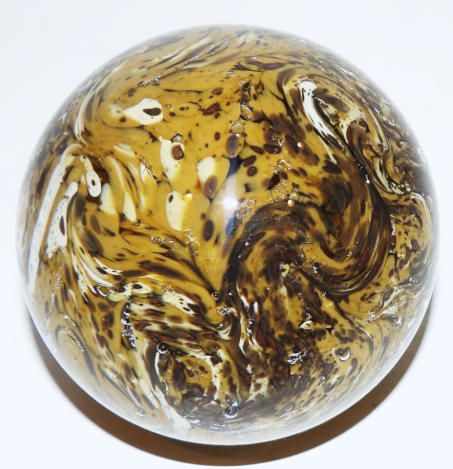 STUNNING SIGNED 1977 JOE ZIMMERMAN ART GLASS TAN BROWN WHITE 3 3/8″ PAPERWEIGHT