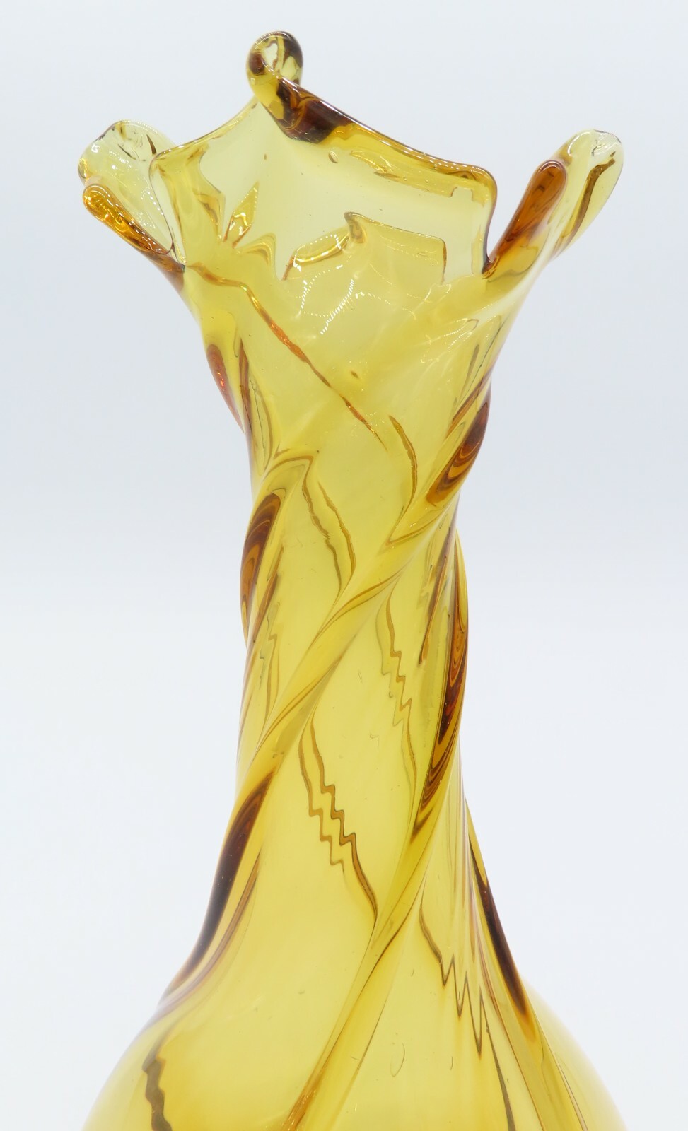 Art Glass Amber Stretch Vase Spiral Twist Maple Four Point Chalet Style 10″ h