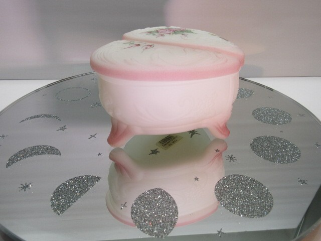 FENTON GLASS DOUBLE HEART WHITE SATIN GLASS FOOTED TRINKET BOX W/LID