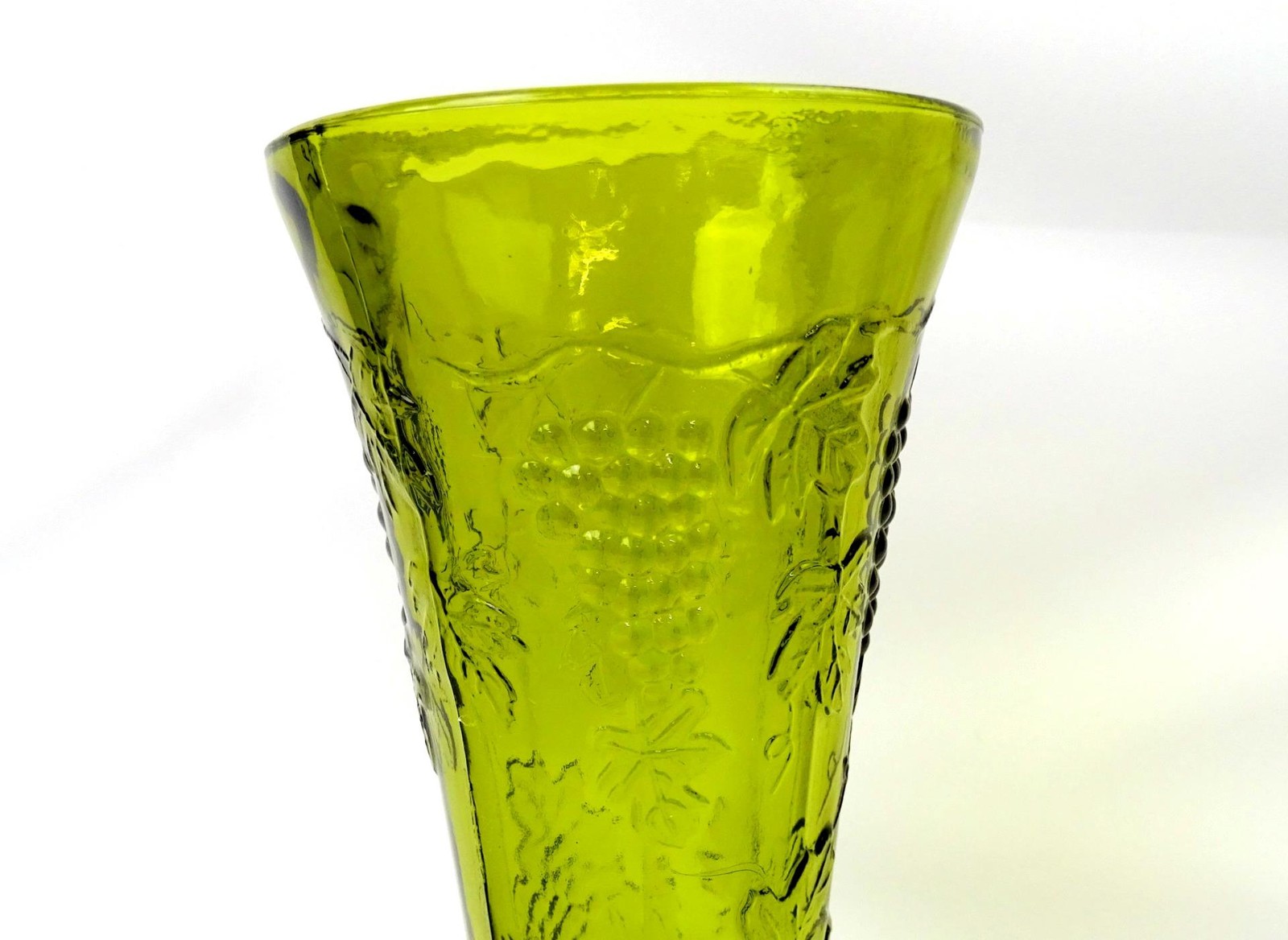 Colony Glass Harvest Pattern Green Grape Relief Vintage 7 5/8″ Vase 1960-1980