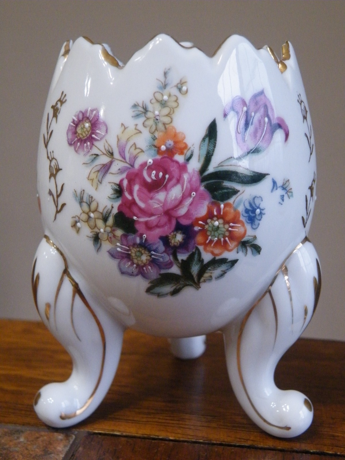 Vintage JAPAN Egg SHAPE Hand Painted PORCELAIN 3-3/4″ Footed VASE Flowers ART