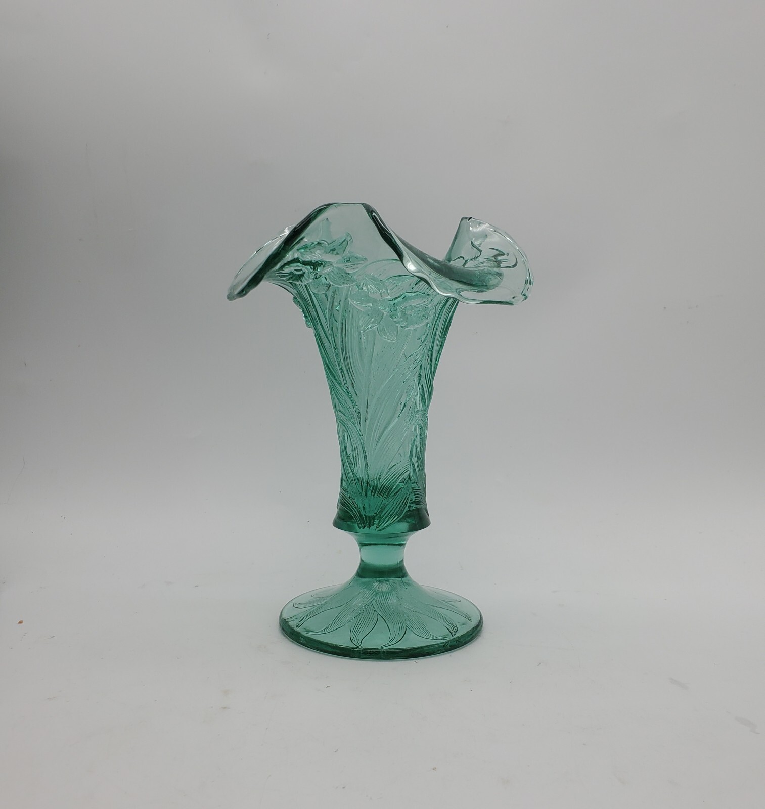Fenton Daffodil Sea Mist Green Glass Ruffled Footed Vase 7.25″H Vintage Rare