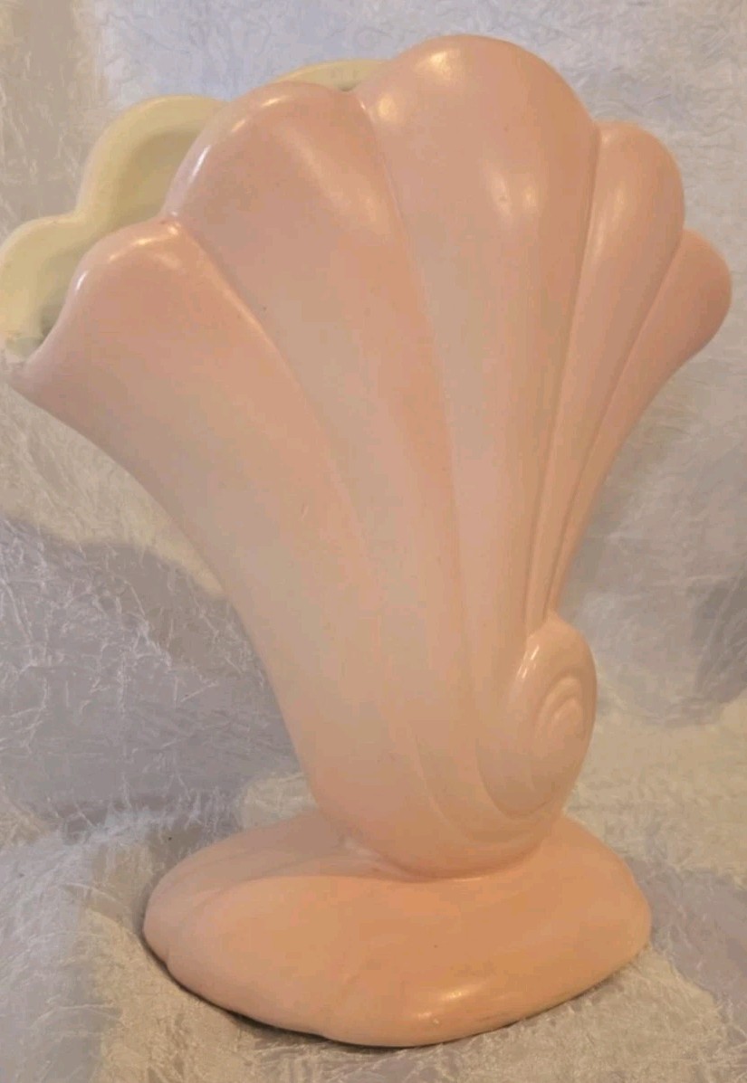 Red Wing Vtg. 899 USA Pottery Planter Pink Shell Fan Vase 7 1/2 in tall See pics