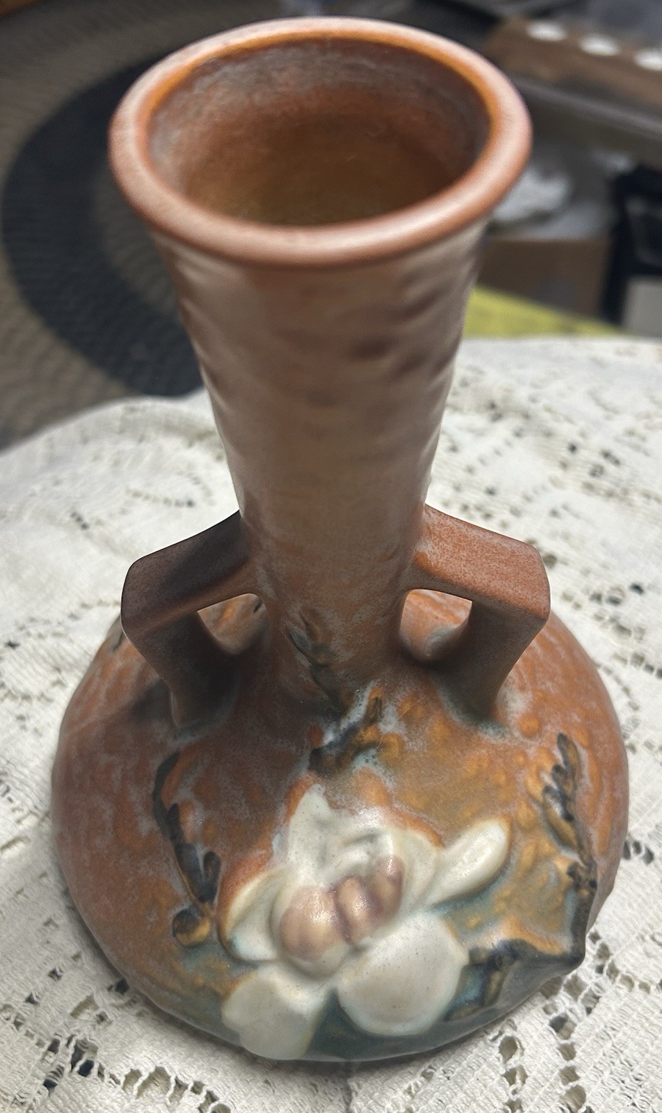 Beautiful Roseville Pottery 179-7 Magnolia Vase in Tan, White & Green 7 1/2”