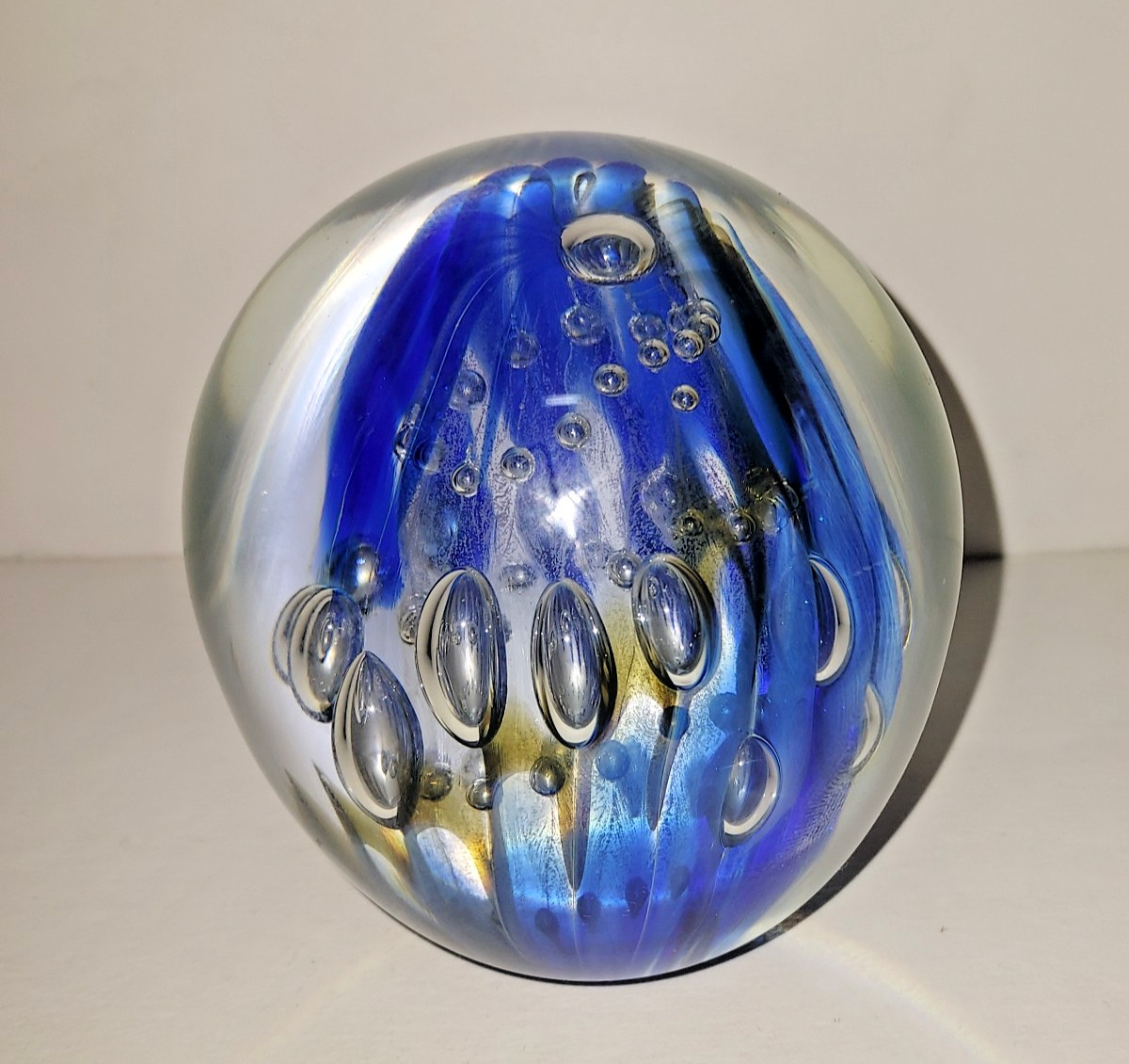 Del Matto round glass paperweight 3″ blue stripes and bubbles signed 1988
