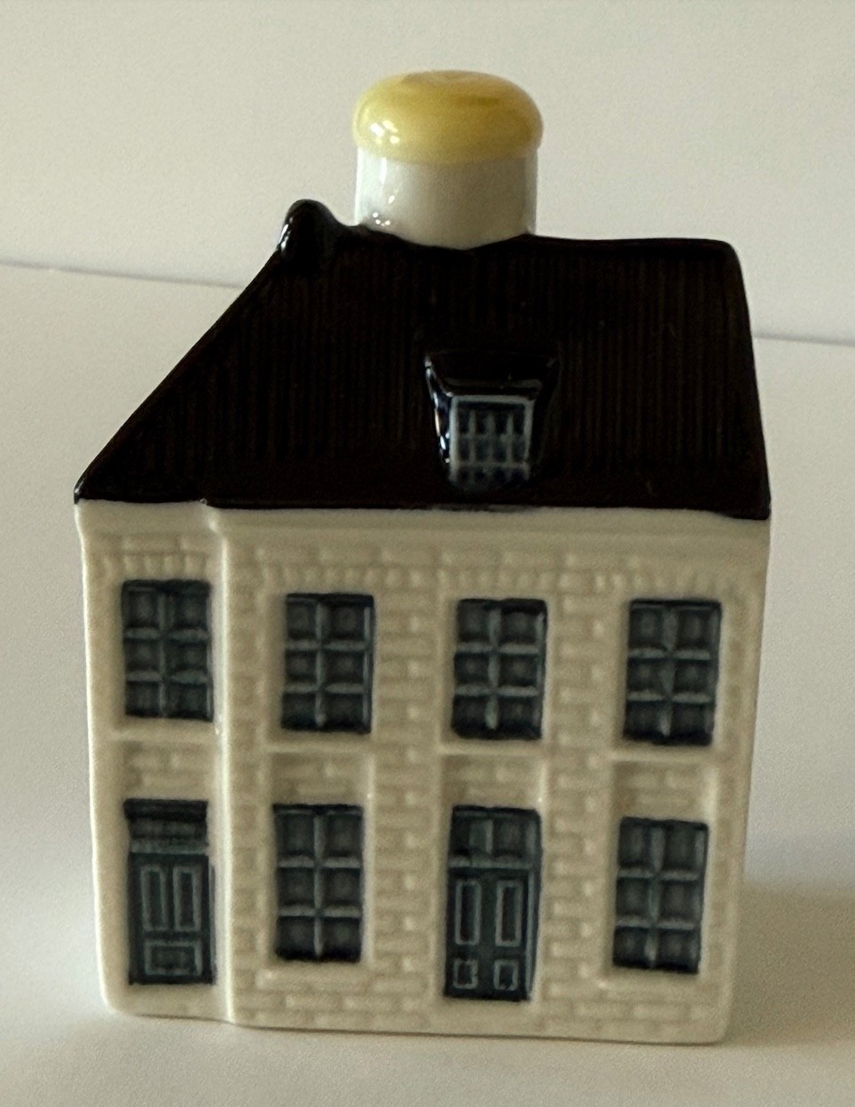 KLM Dutch Blue Delft House #106 – Brand New – Sealed – Empty No Alcohol