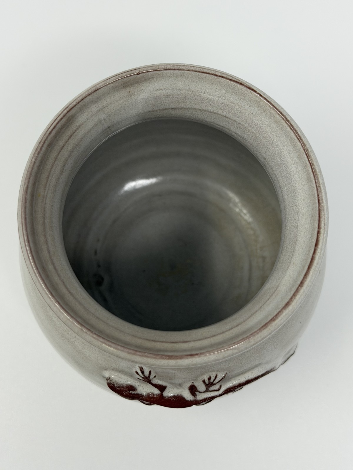 The Kilnworks Pottery St Thomas VI Vase Grey Terracotta 3D Lizard Gecko 4″