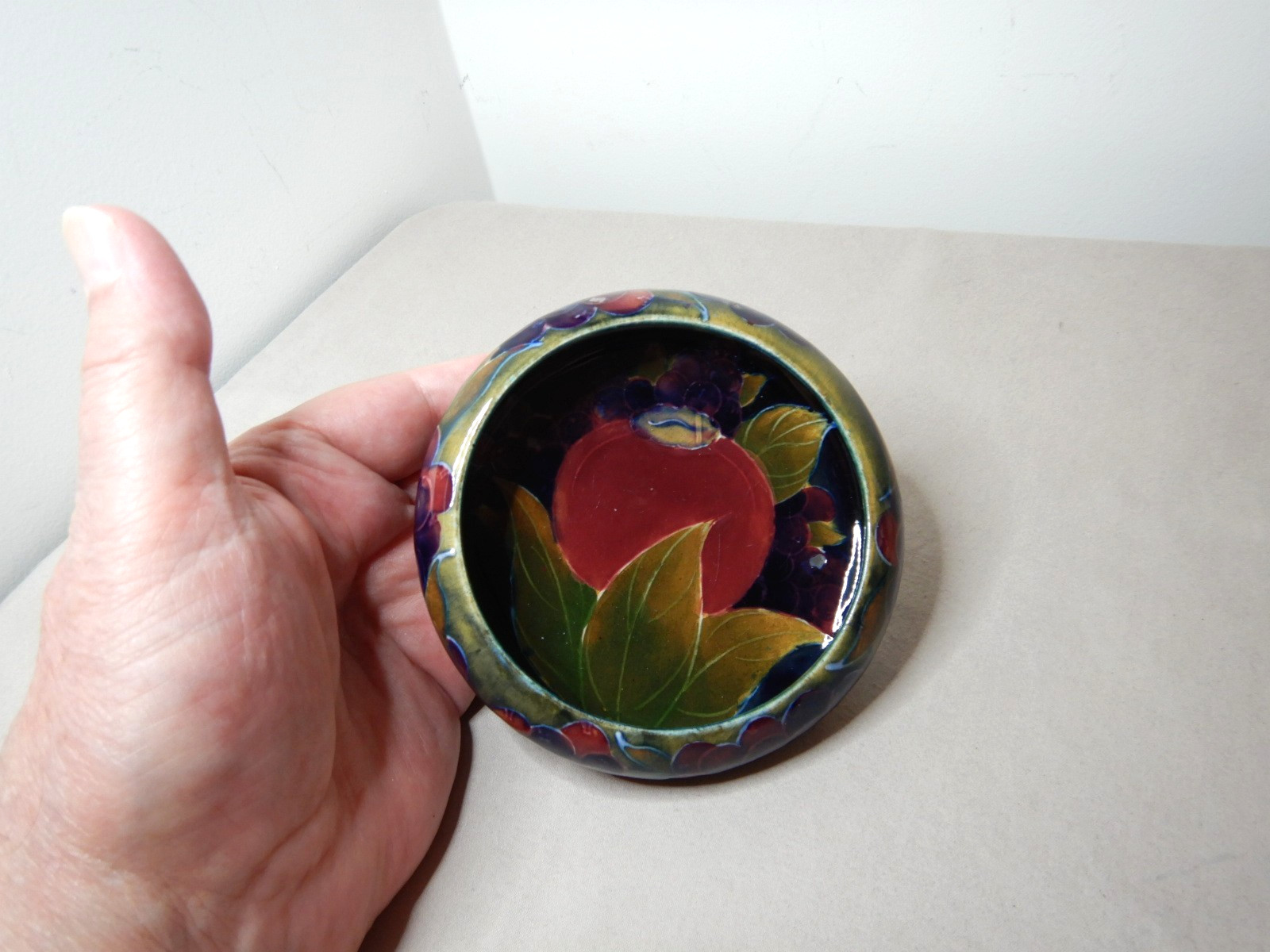 ANTIQUE WILLIAM MOORCROFT SMALL POMEGRANATE BOWL 11cm DIAMETER 3cm DEEP