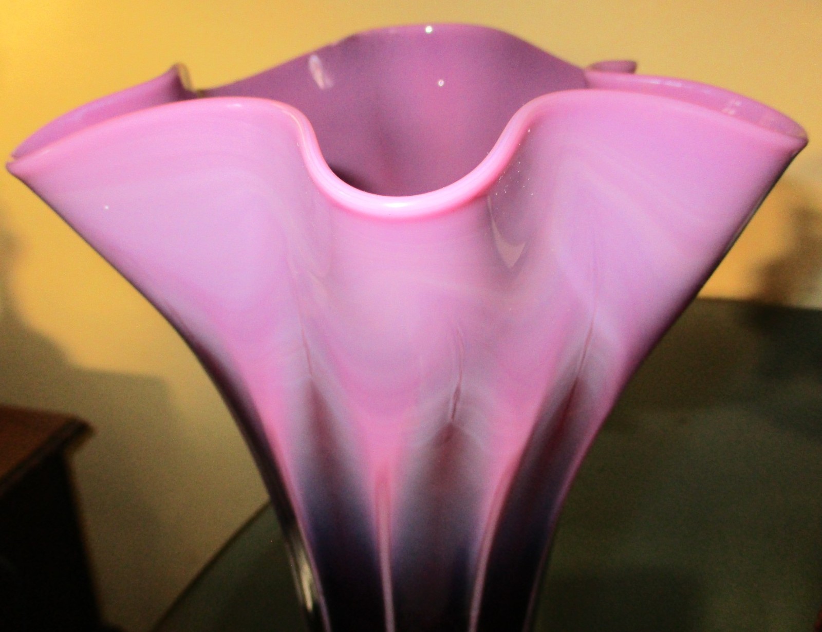 VINTAGE Y2K BLOWN GLASS HANDKERCHIEF VASE,8″ PURPLE OMBRE,SIGNED BRODY SHAW 2001