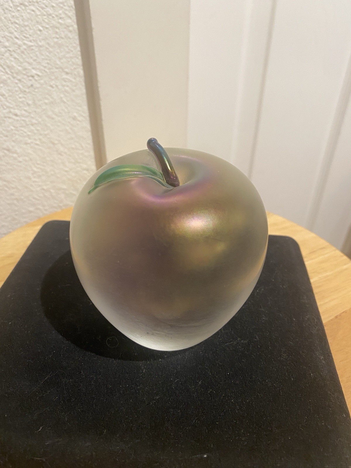 VINTAGE ZELLIQUE STUDIOS IRIDESCENT FROSTED GLASS APPLE PAPERWEIGHT NICE ONE!