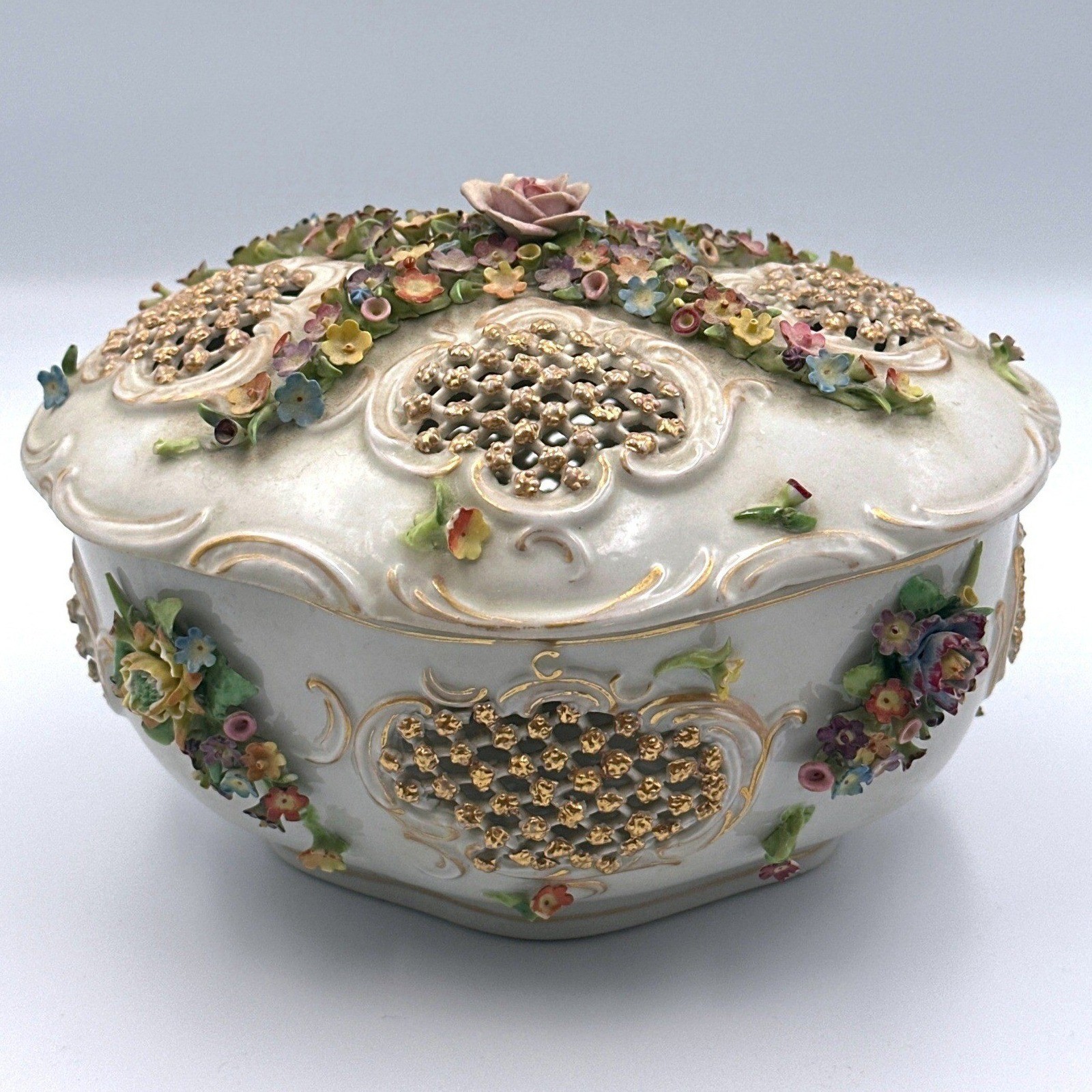 Vtg Porcelain Applied Flowers on Lid Oval Trinket Box Jewelry Container Germany