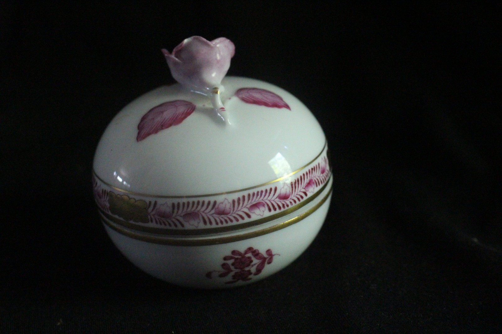 HEREND RASPBERRY CHINESE BOUQUET COVERED TRINKET BOX