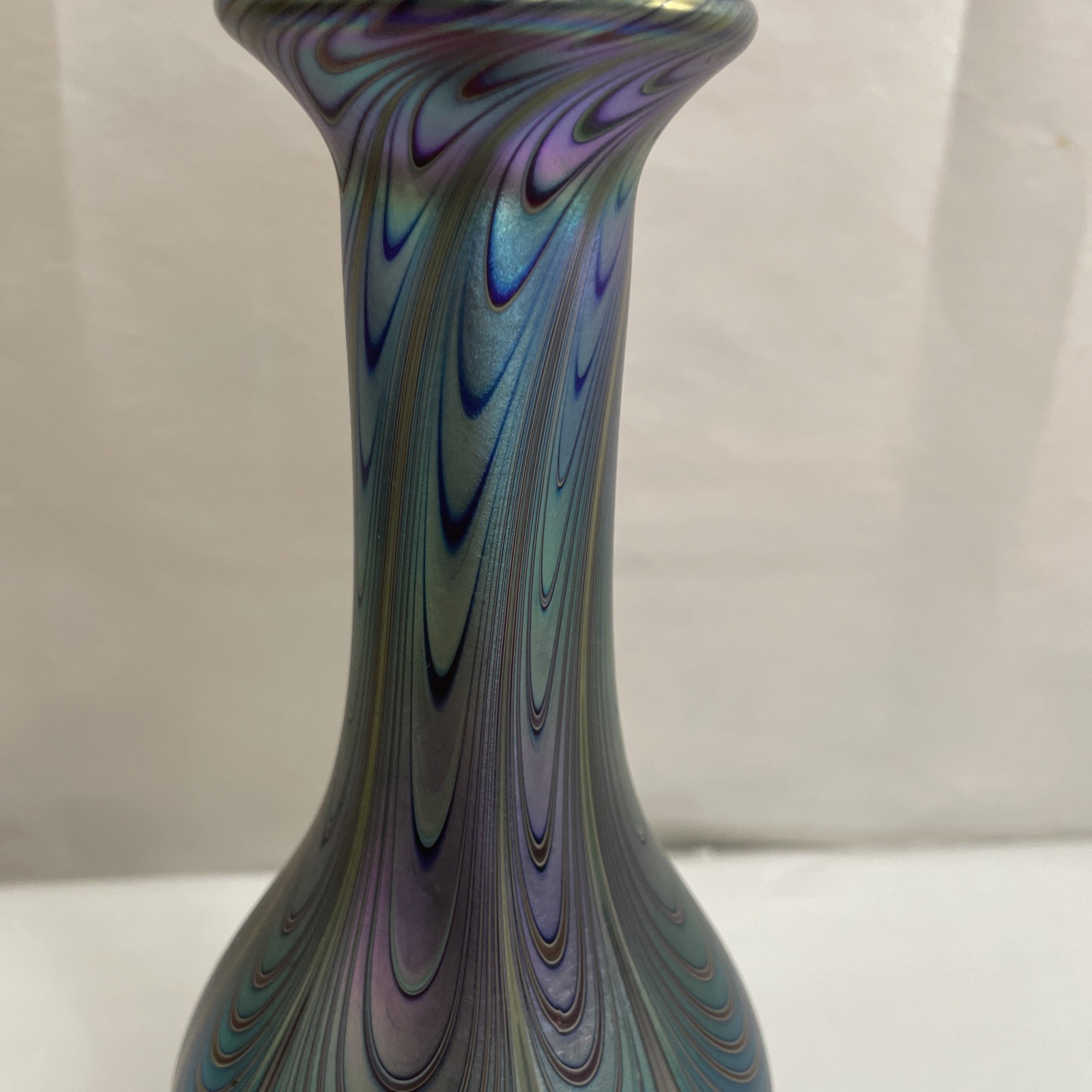 Vintage 1985 Signed OKRA Art Glass Vase Iridescent Peacock Feather Design 8.25“