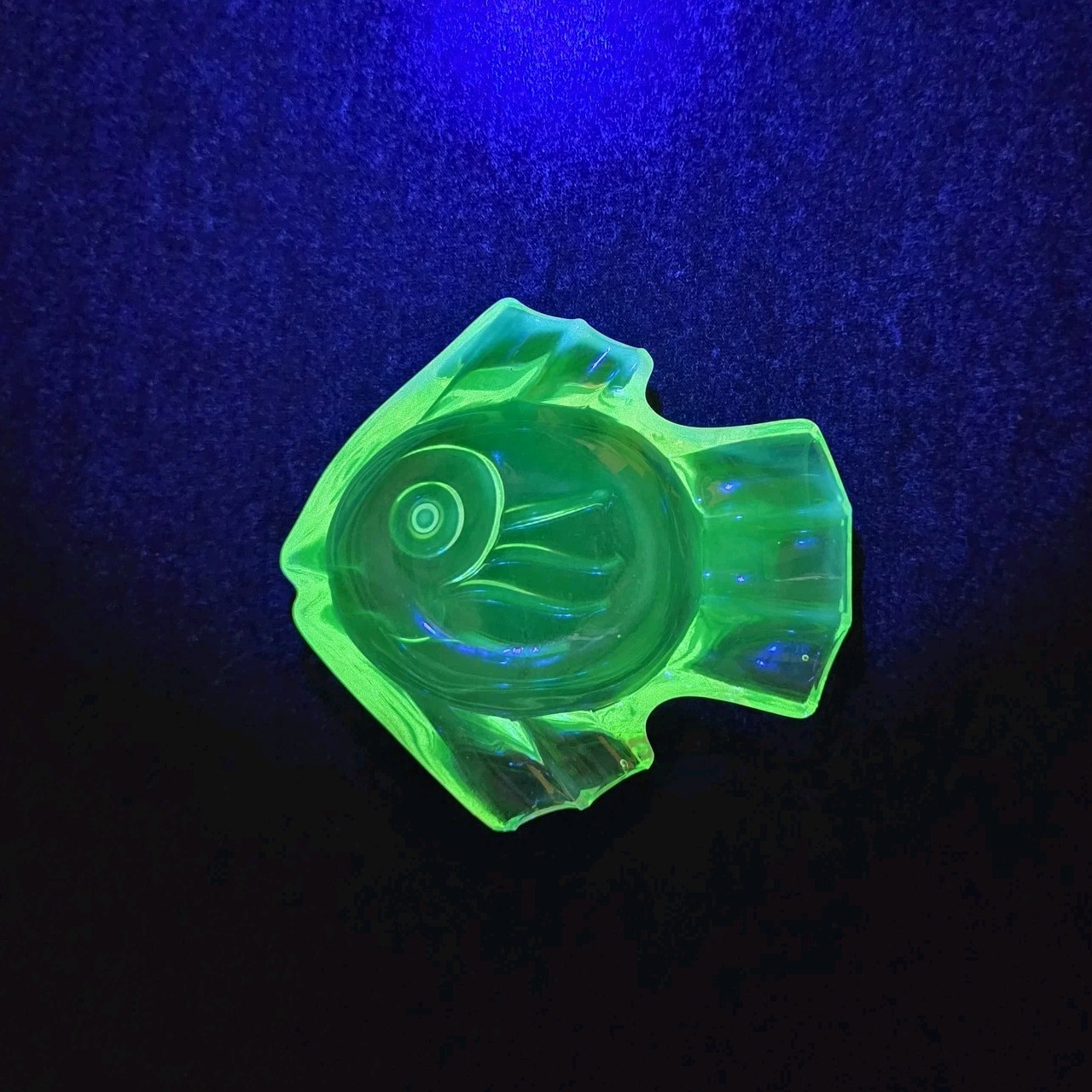 Duncan Miller Fish Ashtray Figurine 3.75″ GLOWS Uranium Canary Opalescent MCM
