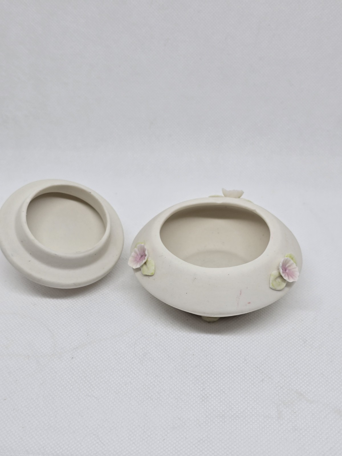 Vintage Capodimonte Boudoir Floral Porcelain Trinket Jewelry Lily Italian Box