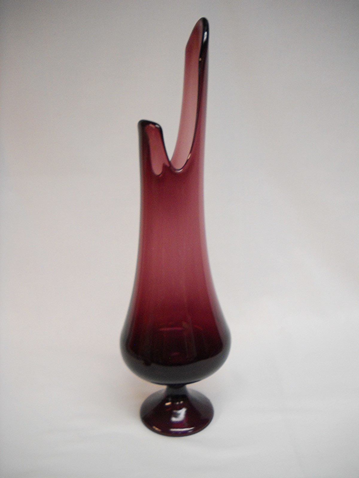 Vintage L.E. SMITH AMETHYST SMOOTHIE SWUNG VASE W. PEDESTAL FOOT-16-1/2″-VG