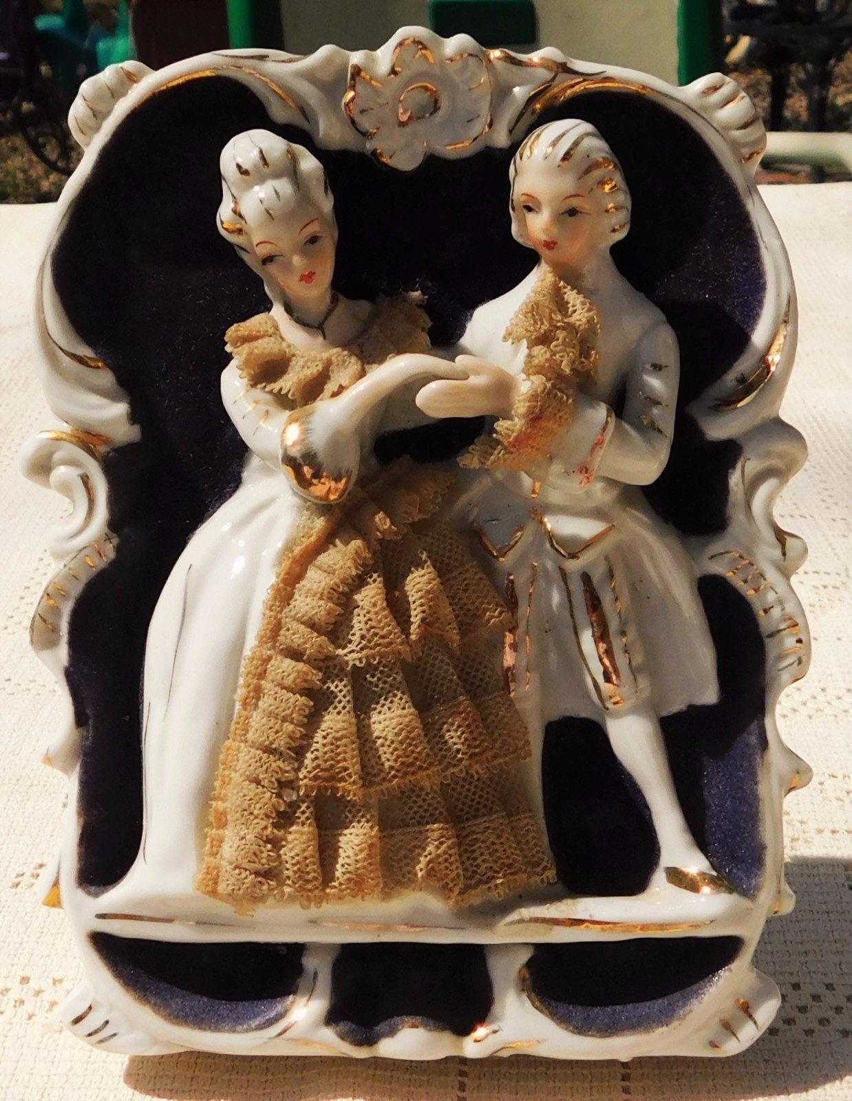 VINTAGE MID-20th CENTURY PORCELAIN WALL MOUNT FIGURINE – COLONIAL MAN & WOMAN