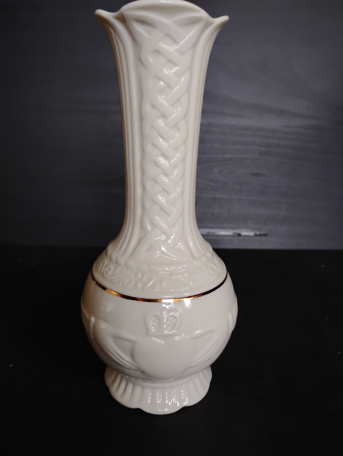 Belleek 8th Mark Irish Claddagh Vase Celtic, Symbolizing Love & Unity, Free Ship