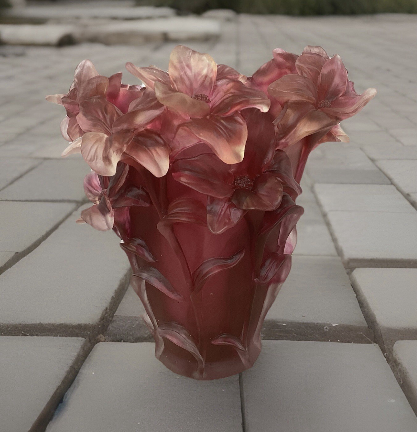 Nancy Daum Style Iris Crystal Vase Red Ombré H8” Maker Unknown