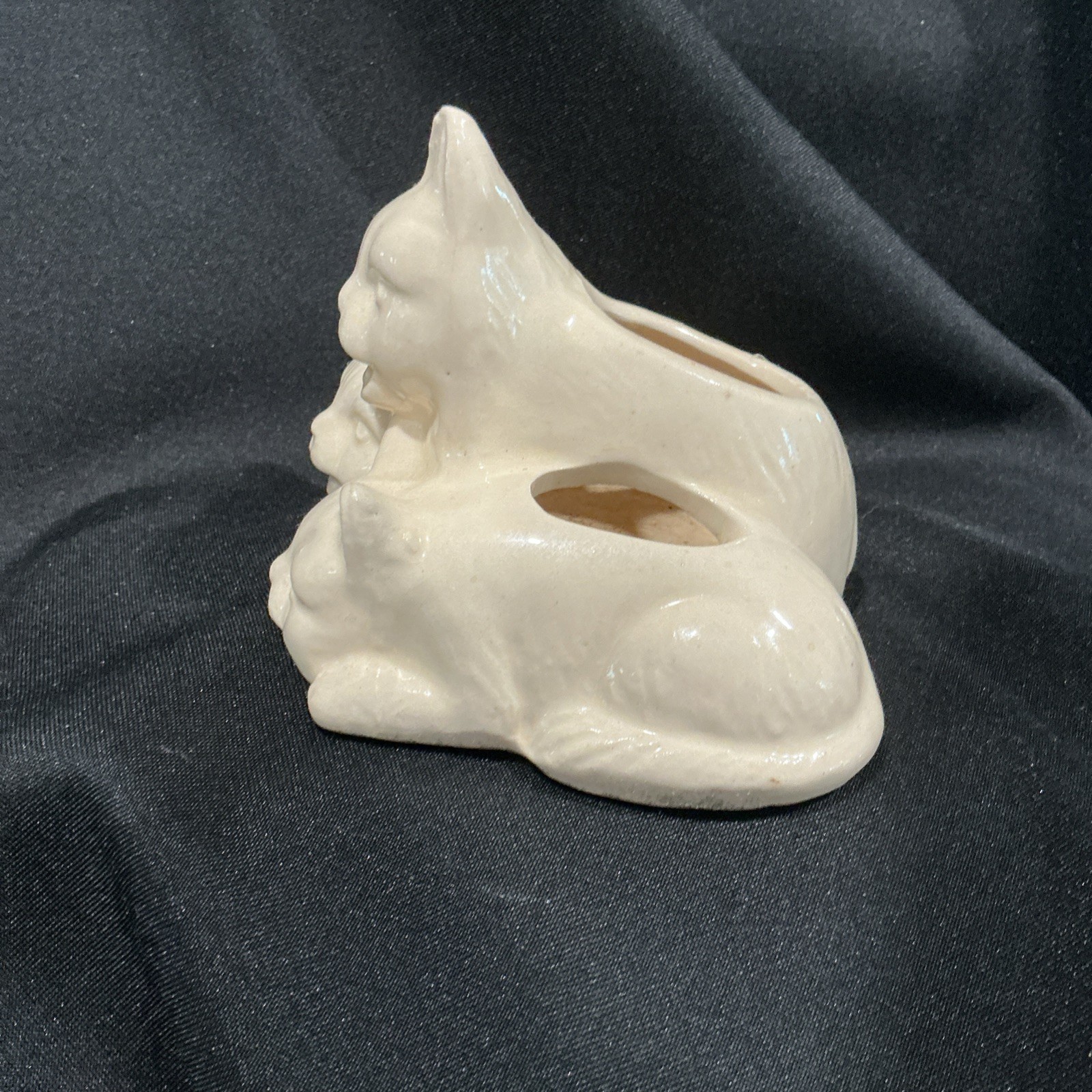Vintage Unbranded Beige/Ivory Kittens Cats Planter 6x5x4 Age Crazing