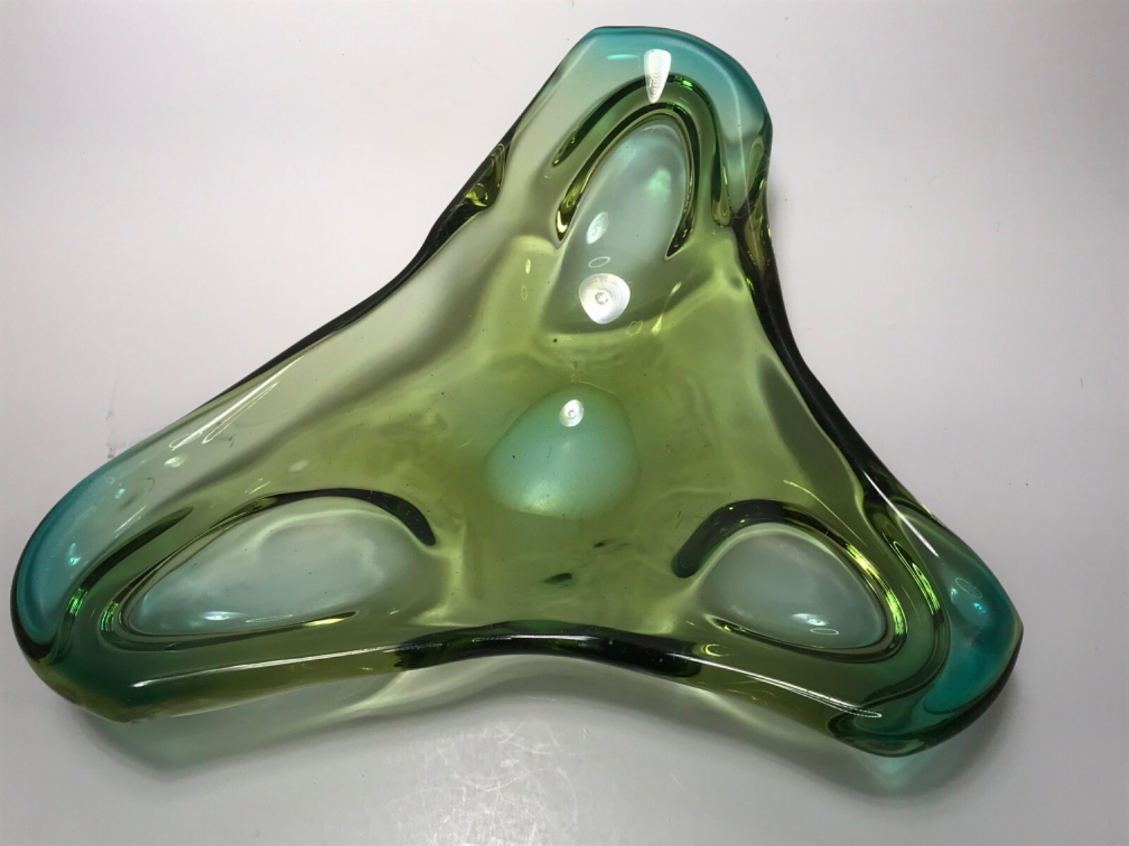 VTG GREEN / Blue Art GLASS Triangle ASHTRAY HAND BLOWN MID CENTURY MODERN Murano