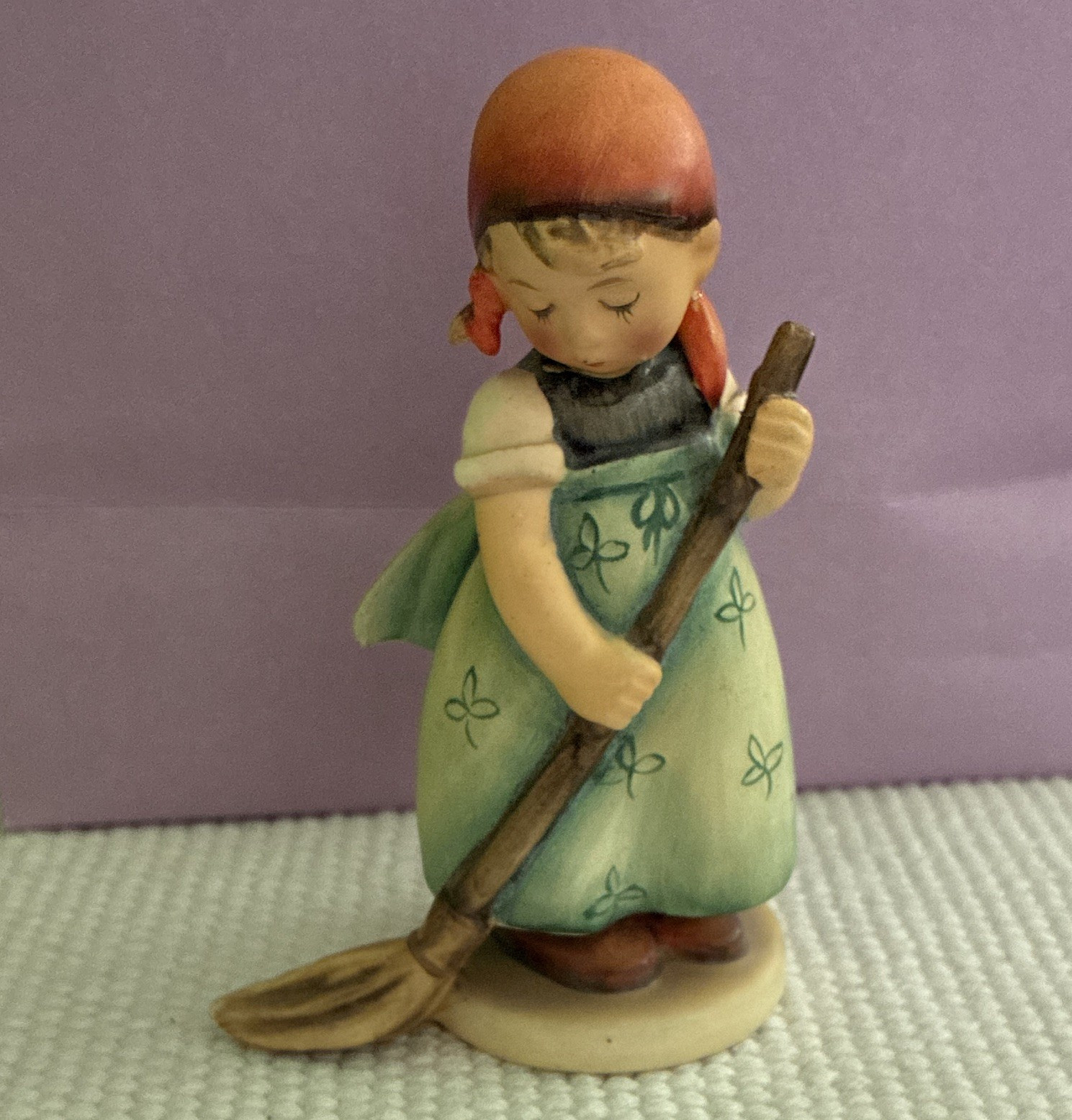 Hand Painted Hummel girl sweeping, Floral Pattern, Germany, MPN #90 (1900-1919)