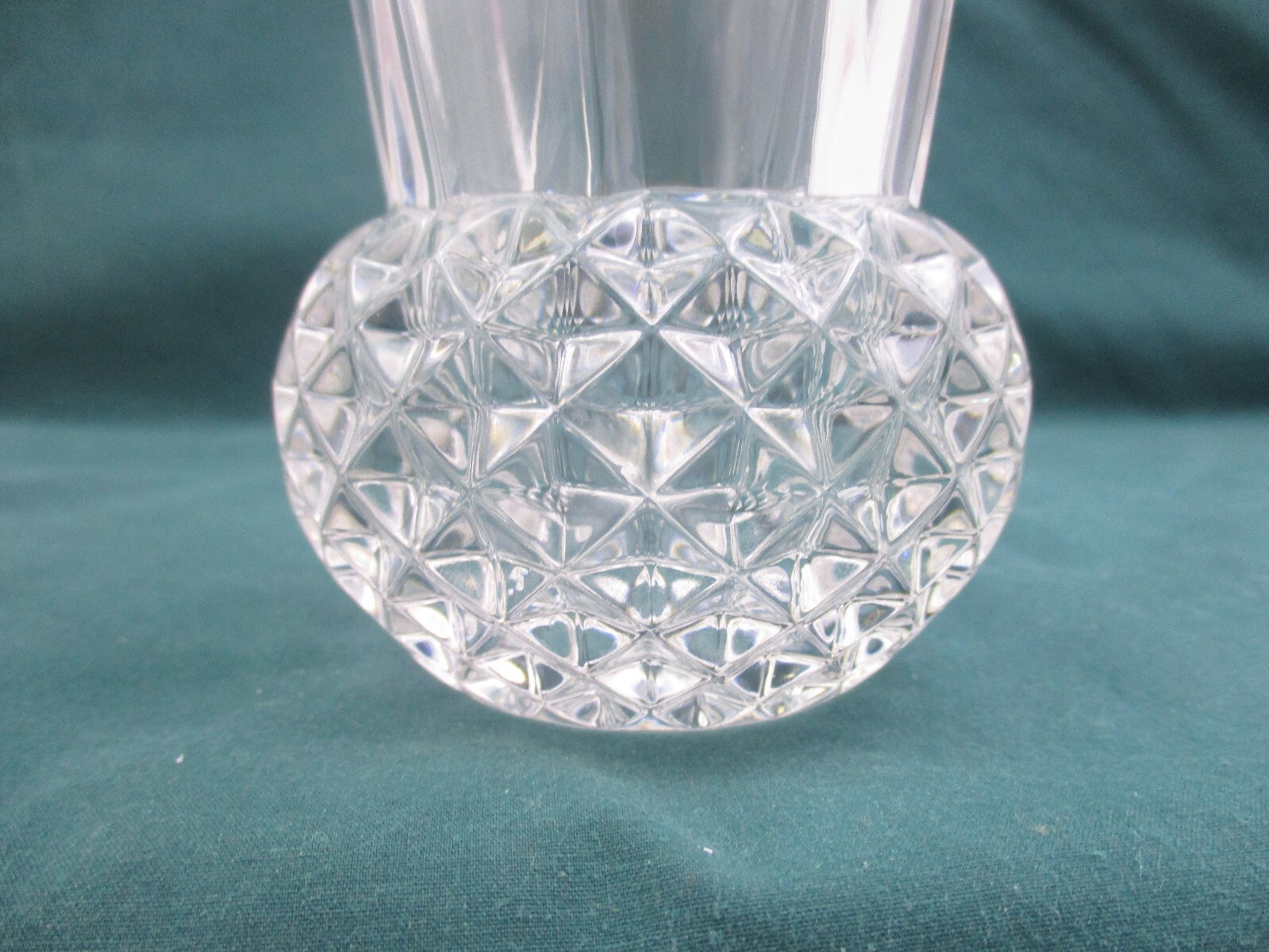HEAVY(1.2 LBS) GLASS CUT CRYSTAL VASE – DIAMOND CUT PATTERN – 5 1/4″ TALL(EA9)