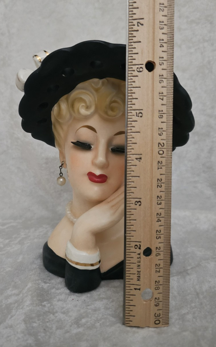 VTG. LADY HEAD VASE INARCO BLONDE BLACK HAT PEARLS HAND TO CHIN 6.5″ E-190/L