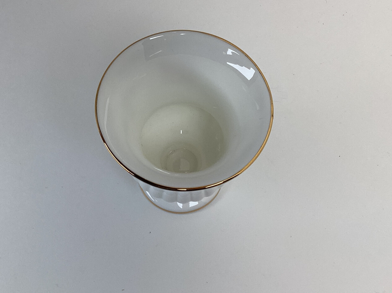 Wedgewood Osborne pattern bone china urn 3.25 inches