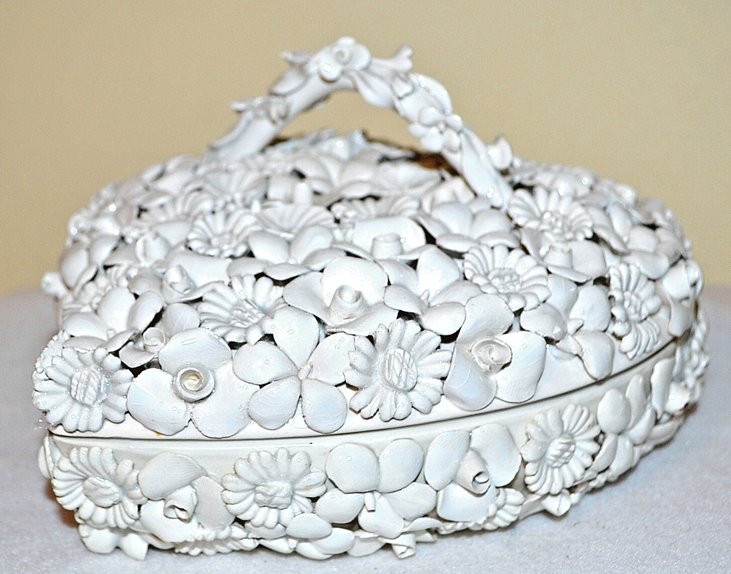 VINTAGE ITALY, UNIQUE HAND MADE FLORAL FLOWER HEART SHAPE COVERED BOX, W/HANDLE