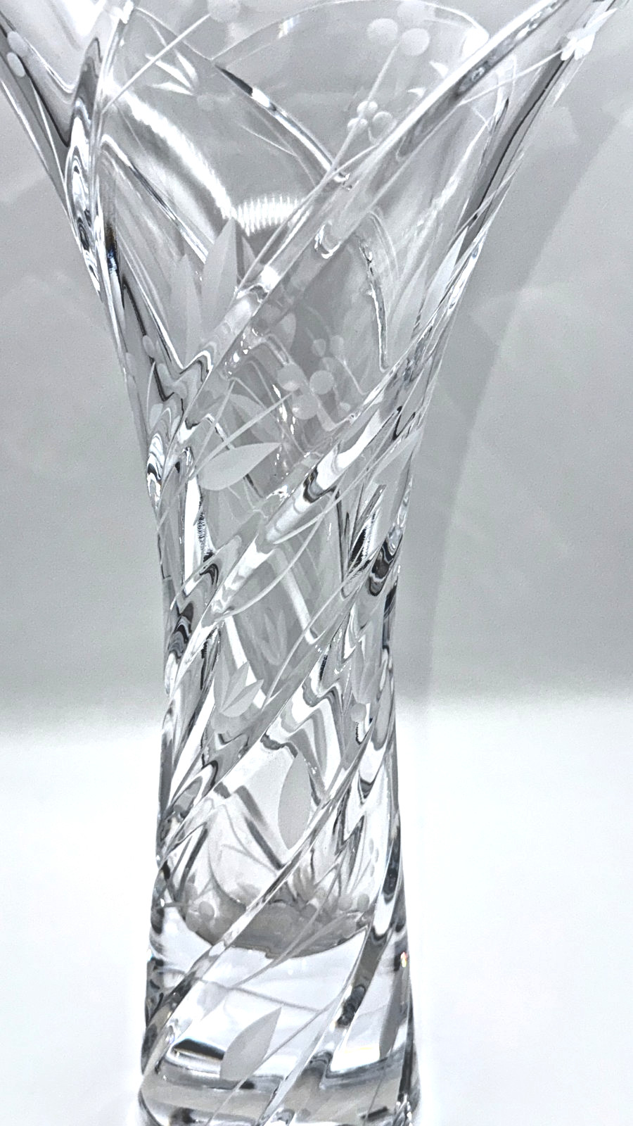 Mikasa PARK PLACE Trumpet Crystal VASE 11″ Engraved Floral Petal Top Flared Vtg