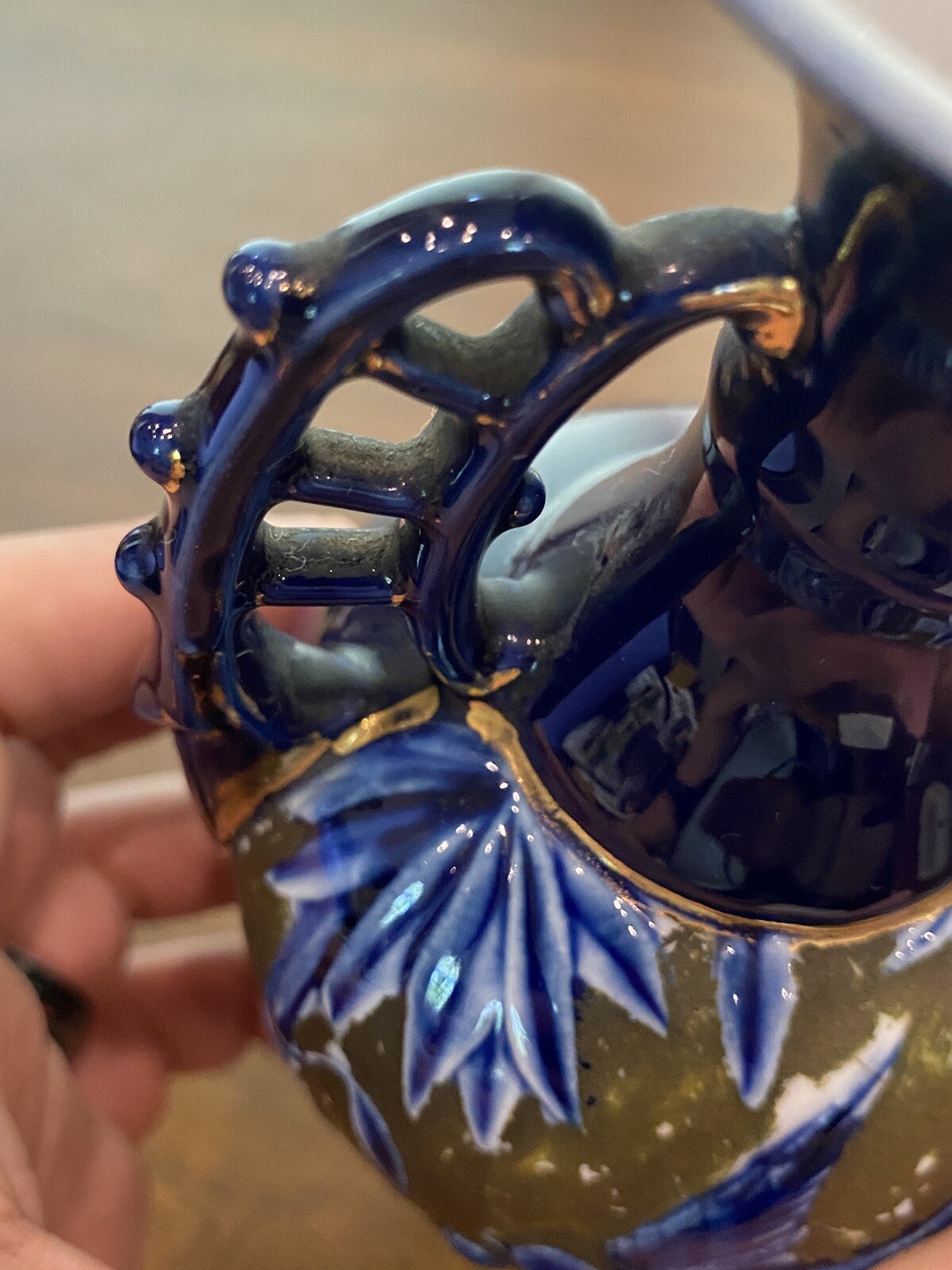 BEAUTIFUL VTG Blue/Gold HAND PAINTED Birds In Nature Scene Porcelain Vase 6.75″H