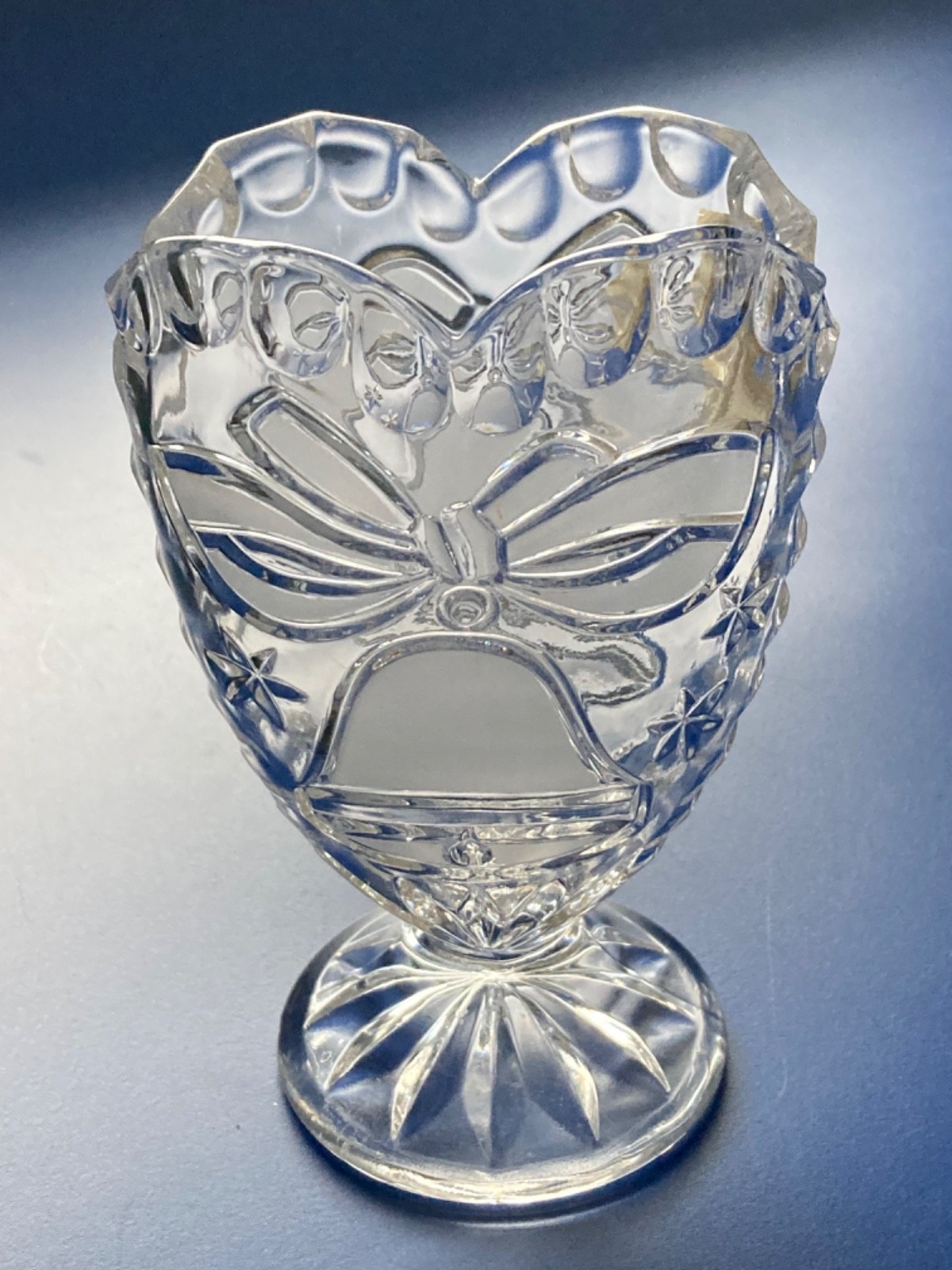 Anna Hutte Bleikristall Heart Shaped Vase 24% Lead Crystal Frosted 5″ BELL GERMA