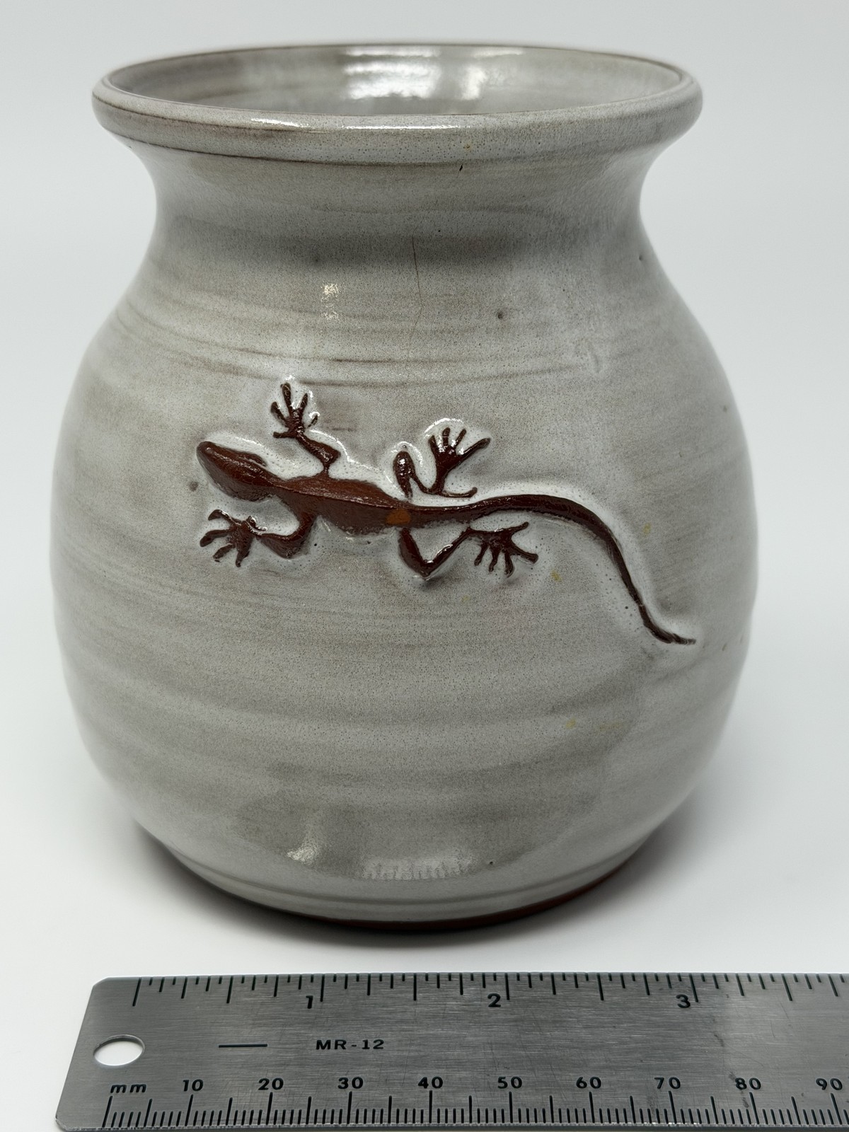 The Kilnworks Pottery St Thomas VI Vase Grey Terracotta 3D Lizard Gecko 4″
