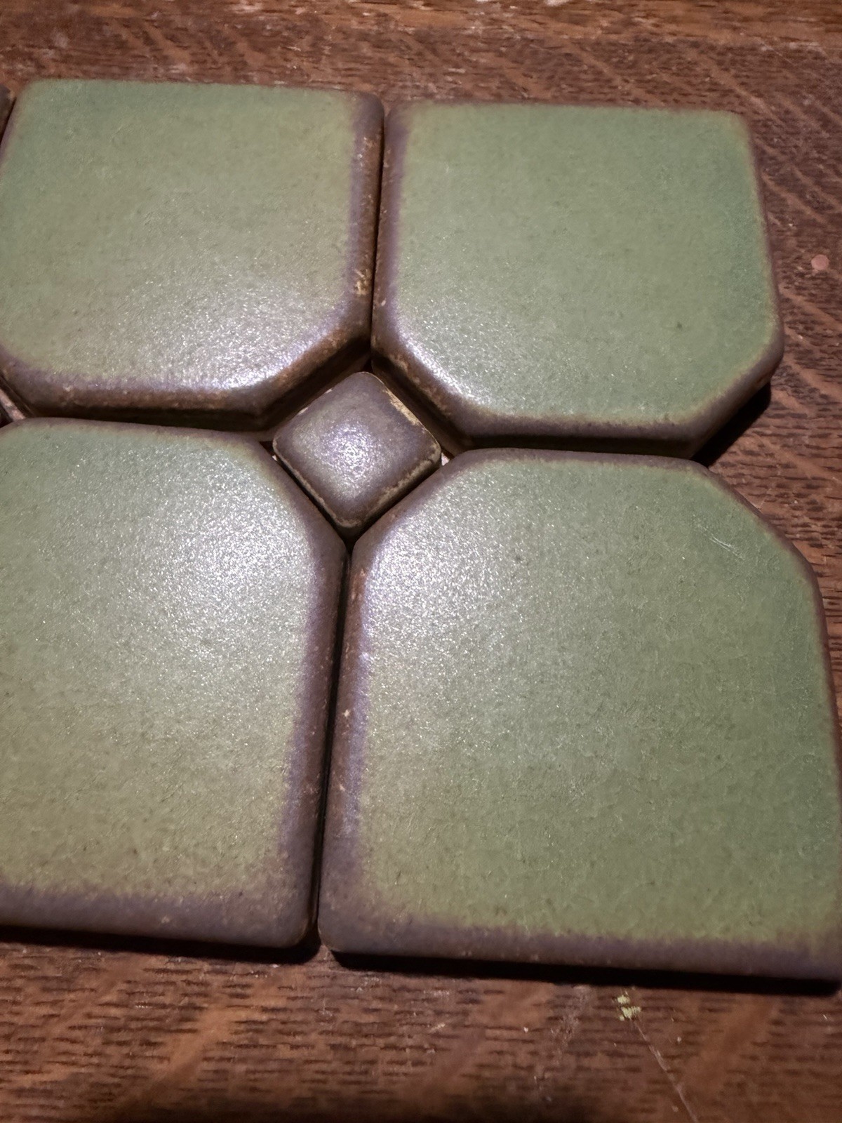 MOTAWI TILE-WORKS 6 Green TILE Installation Tiles With 2 Brown Center Tiles