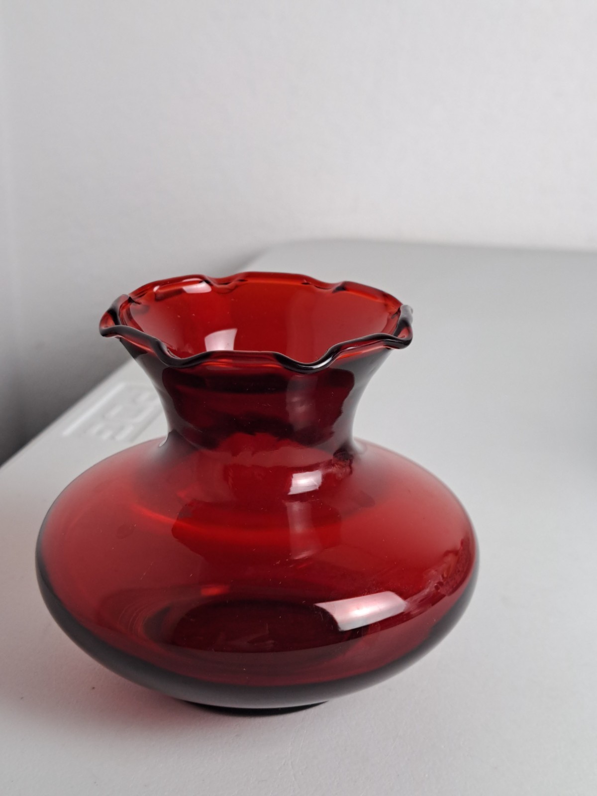 VTG. 1980’s Small Ruby Red Royal Ruby Anchor Glass Ruffled Edge 3.5″ Bud Vase
