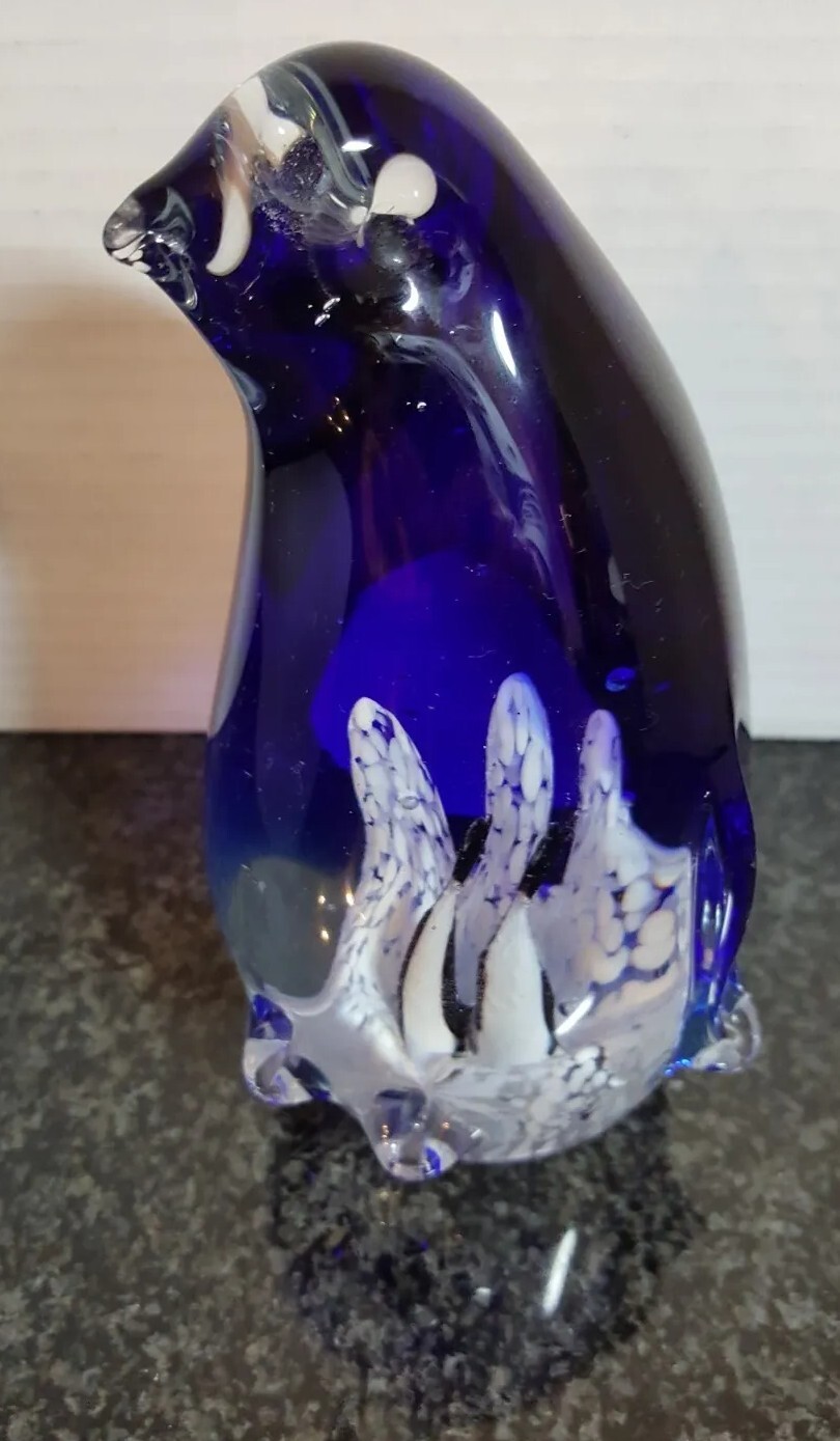VINTAGE MURANO STYLE COBALT BLUE ART GLASS PENGUON WITH BABY CHICKS – 6″ T – EUC