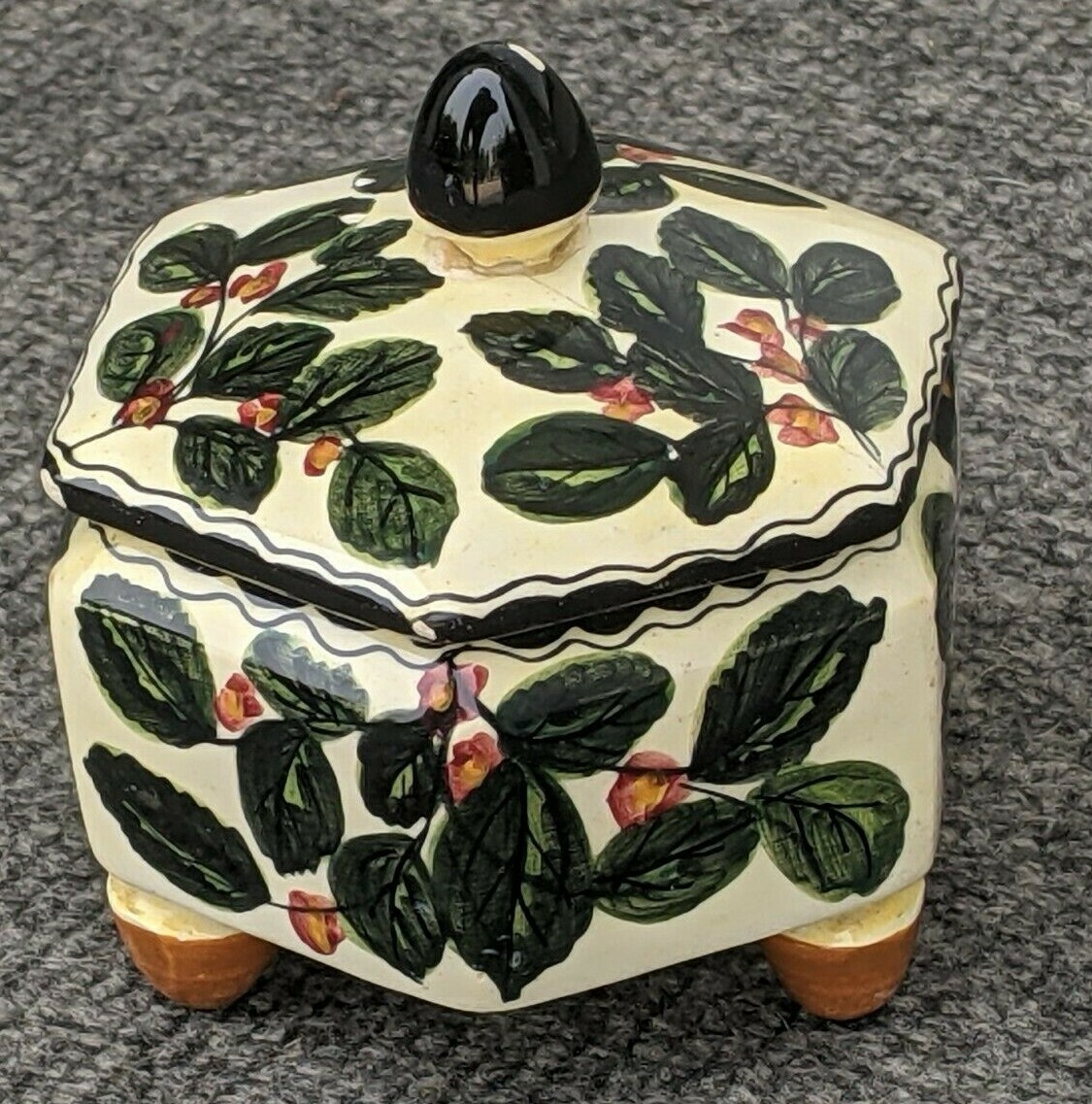 Leaf and berry patterned footed hexagon shape trinket box Valadares, Portugal