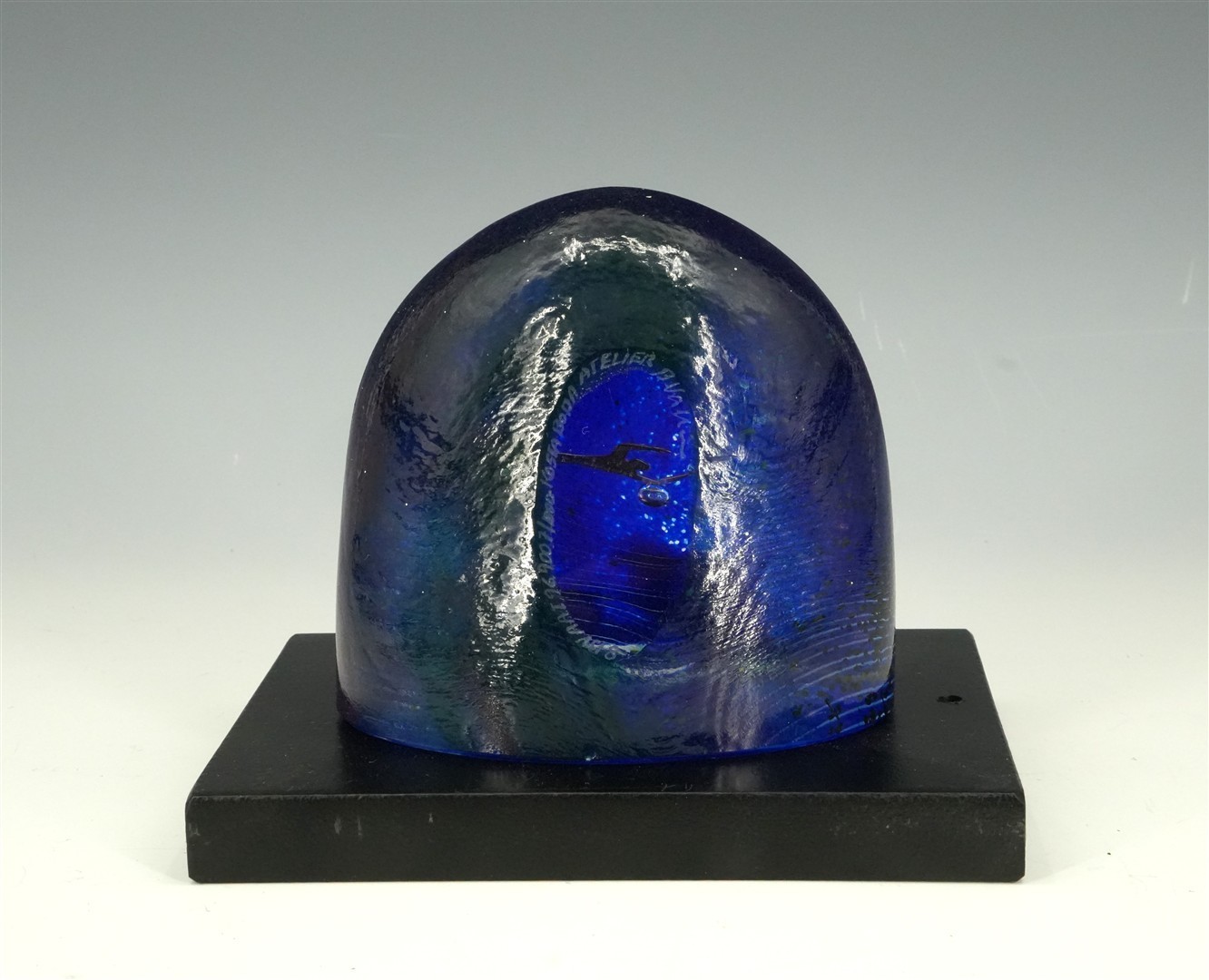 BERTIL VALLIEN. Swimmer Skulptur, glas, Kosta Boda Atelier, signed . Metal base
