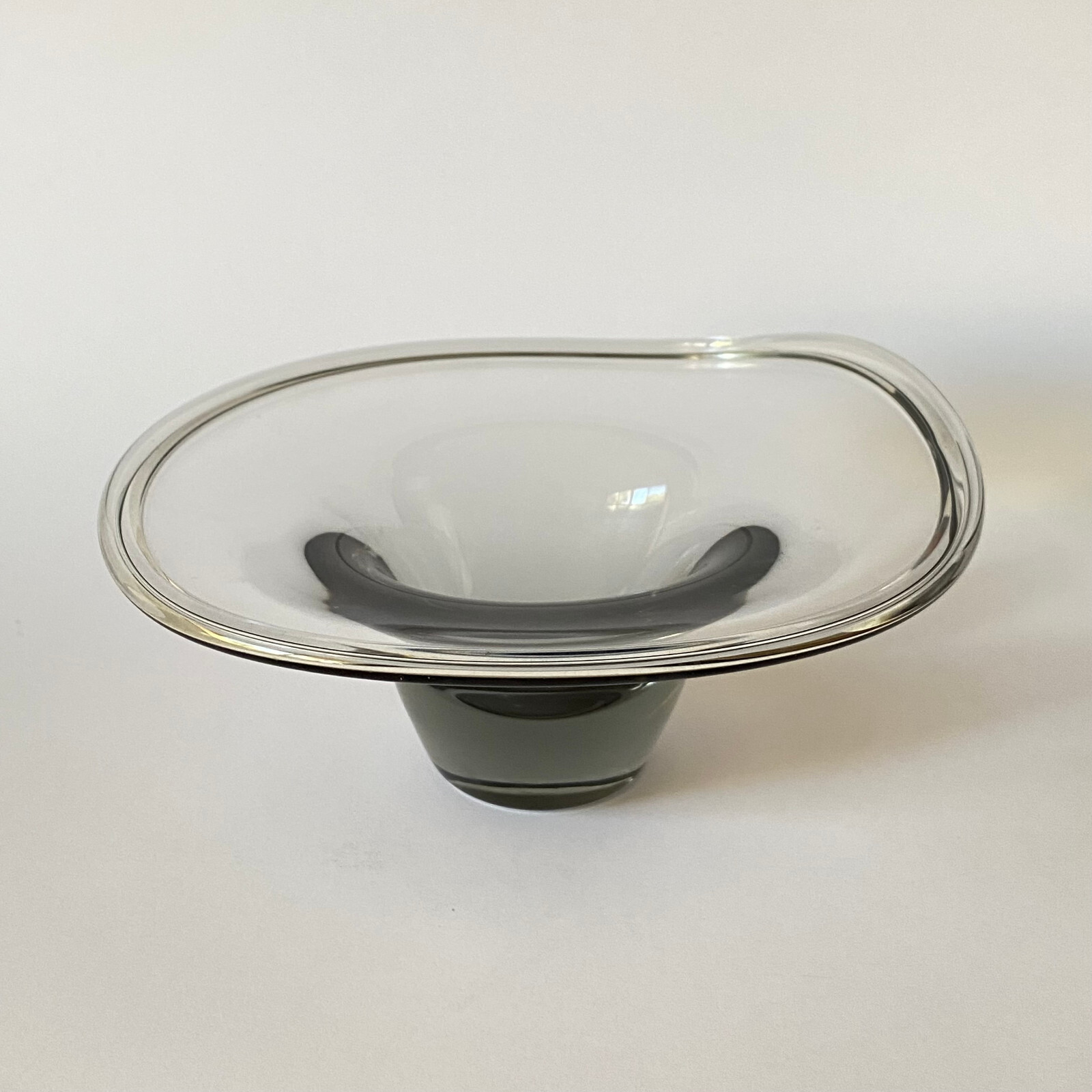 Vicke Lindstrand Kosta Glass Bowl Sweden Signed LH1027 Mid century modern